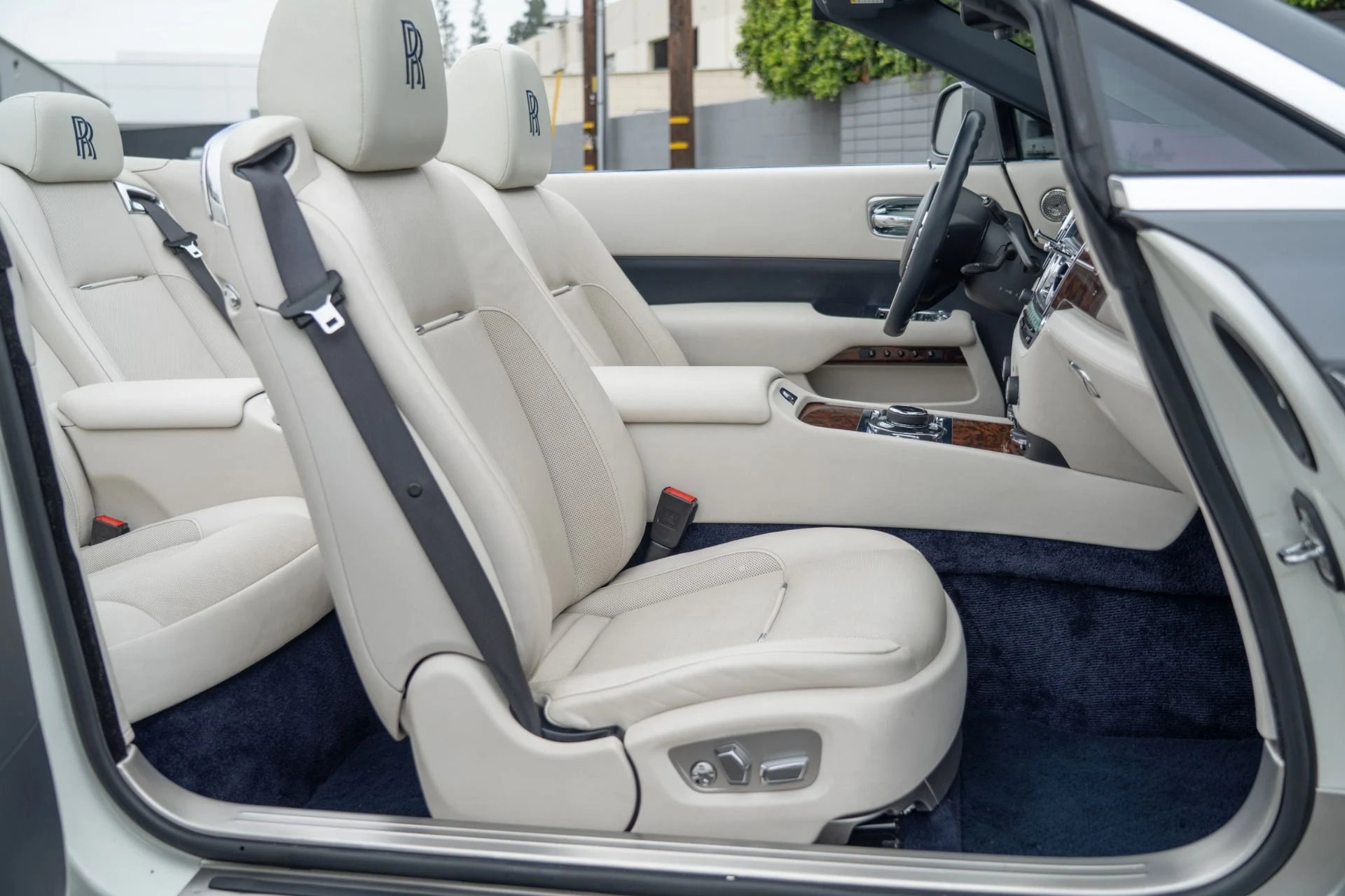 mph035_2206805983_Used_2017_Rolls_Royce_Dawn_1759961783_ca5c13a735