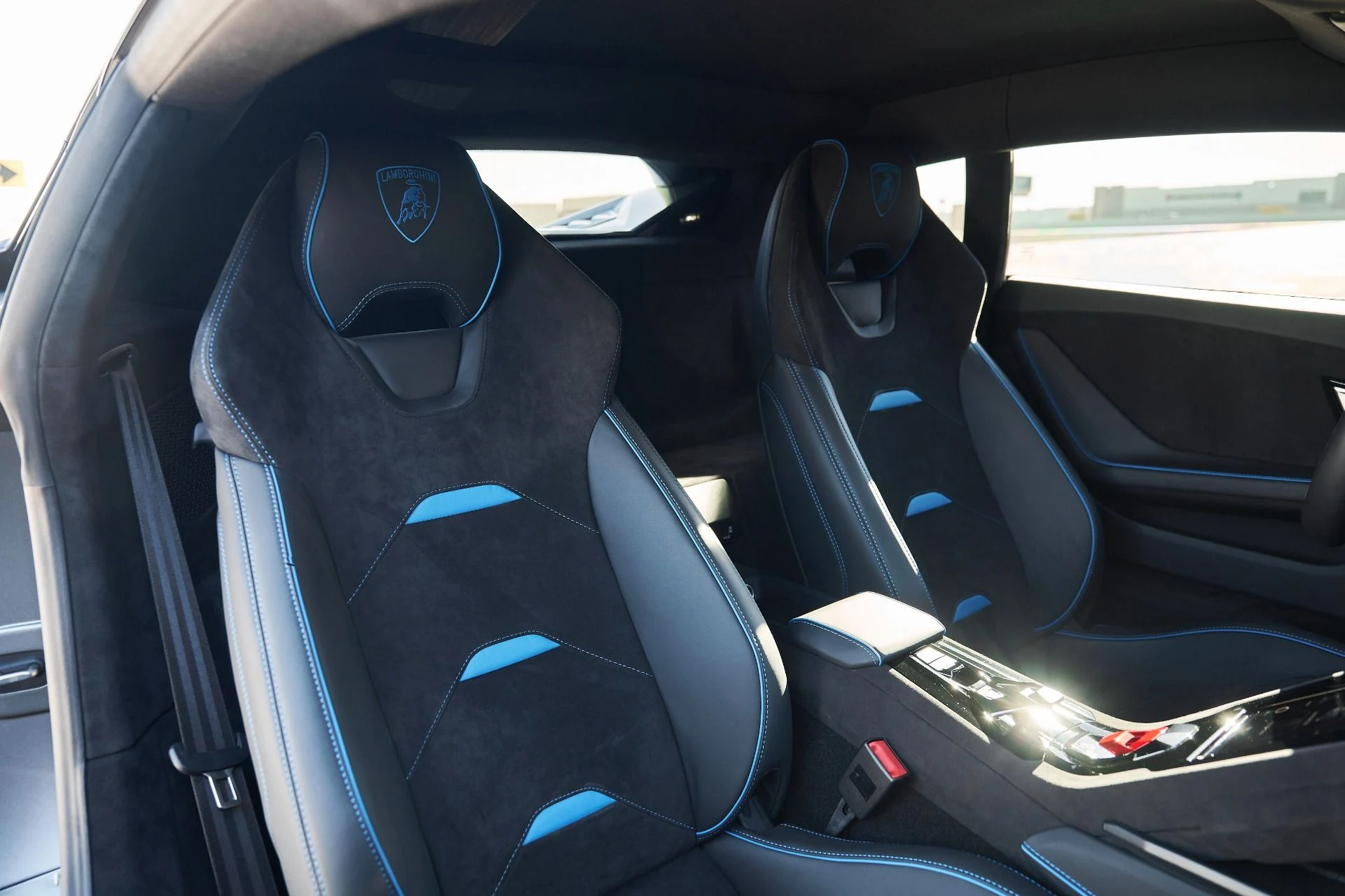 mph035_2248699365_Used_2023_Lamborghini_Huracan_Tecnica_Base_1766024611_a6f5467e16