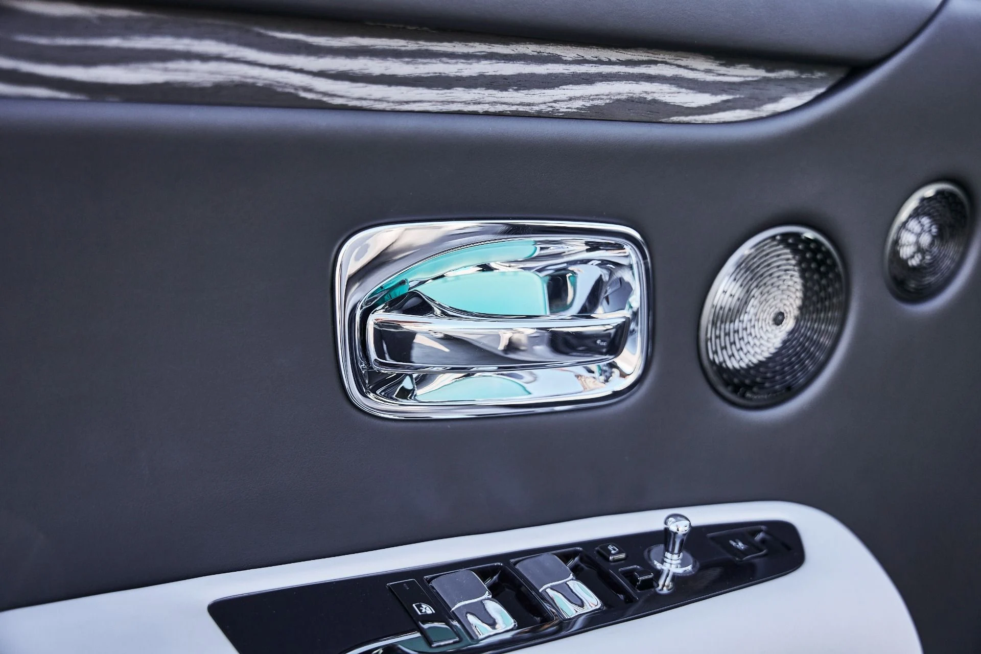 mph035_2251431908_Used_2025_Rolls_Royce_Ghost_Base_1780623298_ff8a2e8544