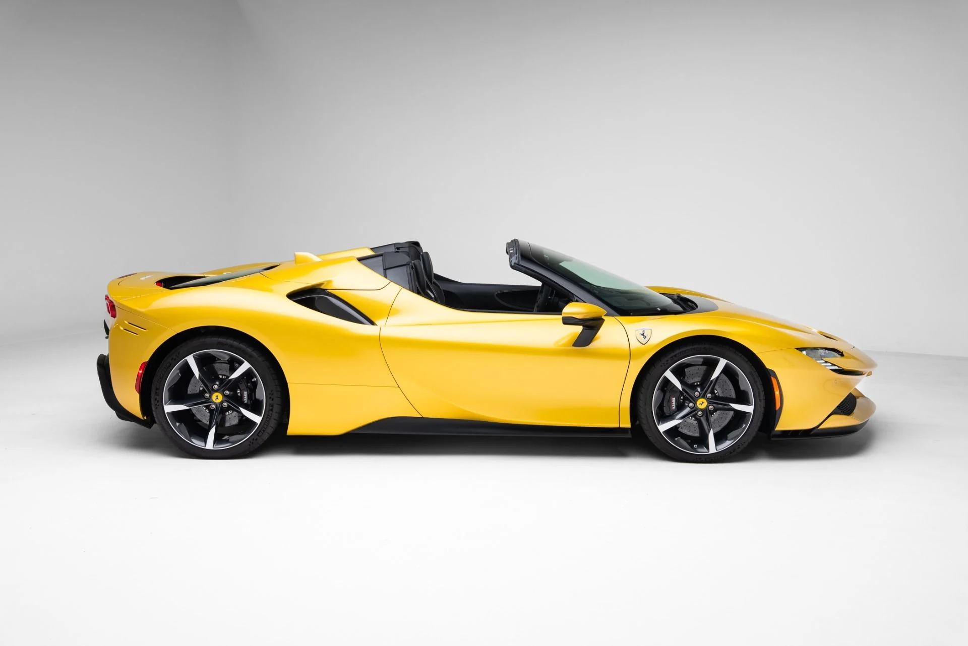 mph035_2272040963_Used_2023_Ferrari_SF_90_Spider_1770940760_362edb06aa