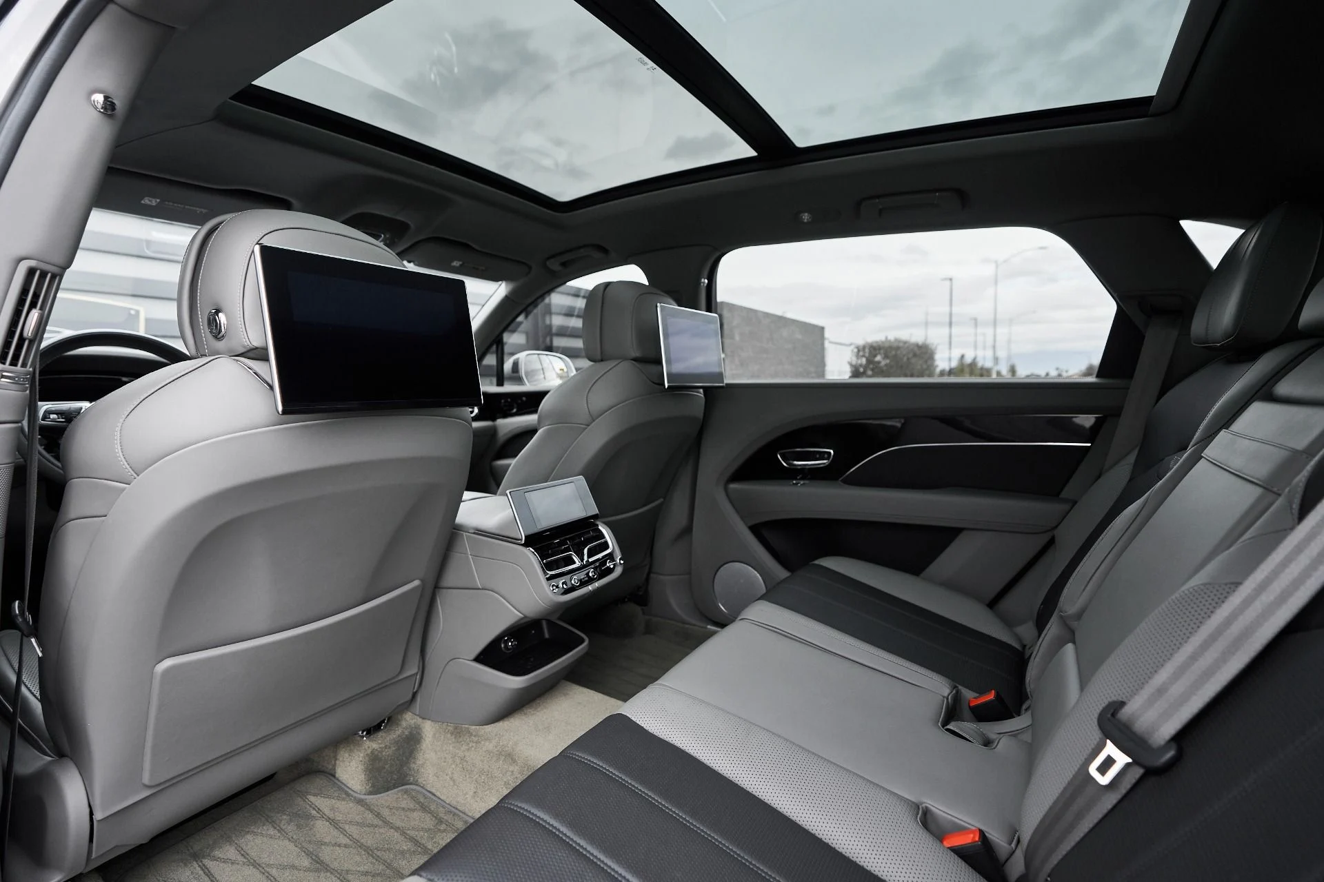 mph035_228859353_Used_2023_Bentley_Bentayga_EWB_Azure_1763502522_ac95252c42