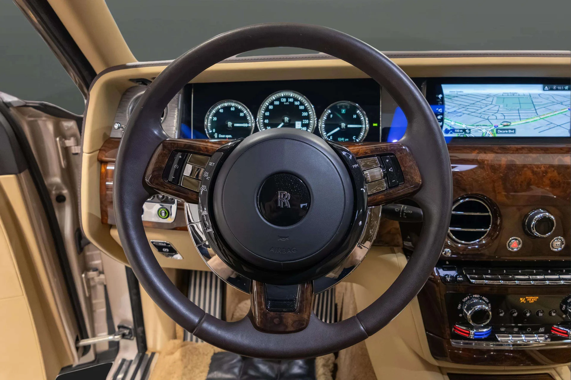 mph035_2300132949_1a5218e3_b31f_424f_82df_6e29f47efe3c_201920_Rolls_Royce20_Phantom2028_SCA_687_S59_KU_10466929_36_03d2a026d7