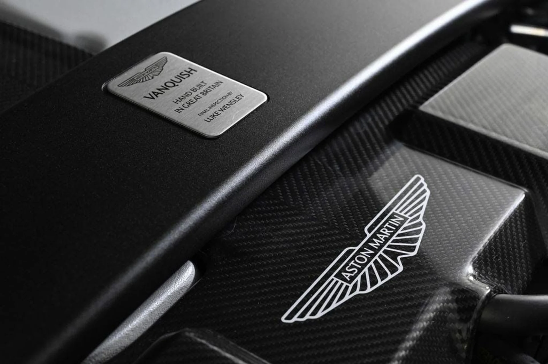mph035_2348572232_used_2025_aston_martin_vanquish_coupe_11350_22829268_35_1024_6c9286de73