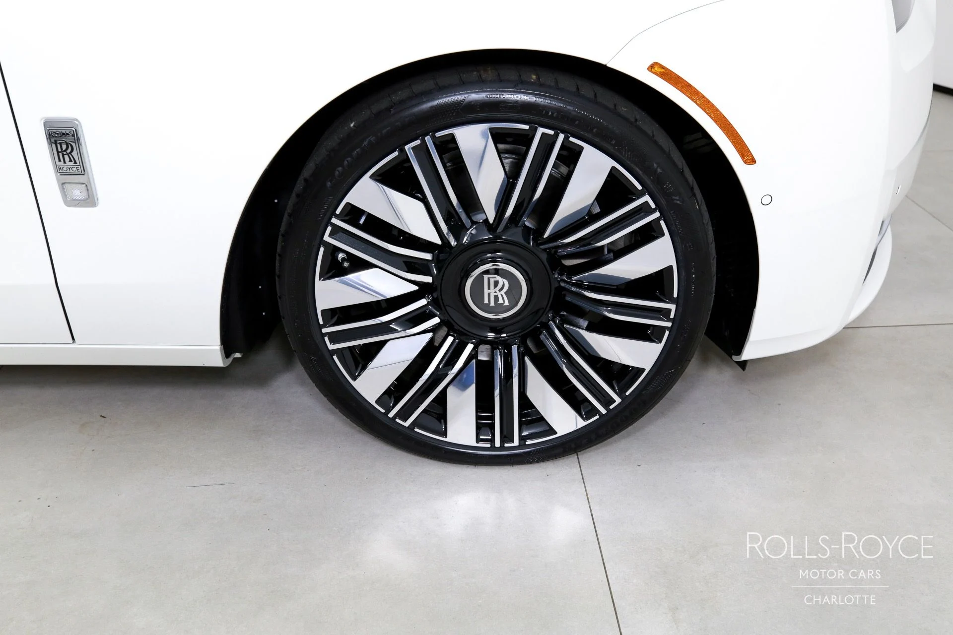 mph035_2379810182_Used_2025_Rolls_Royce_Ghost_1753298908_20cb4b1952