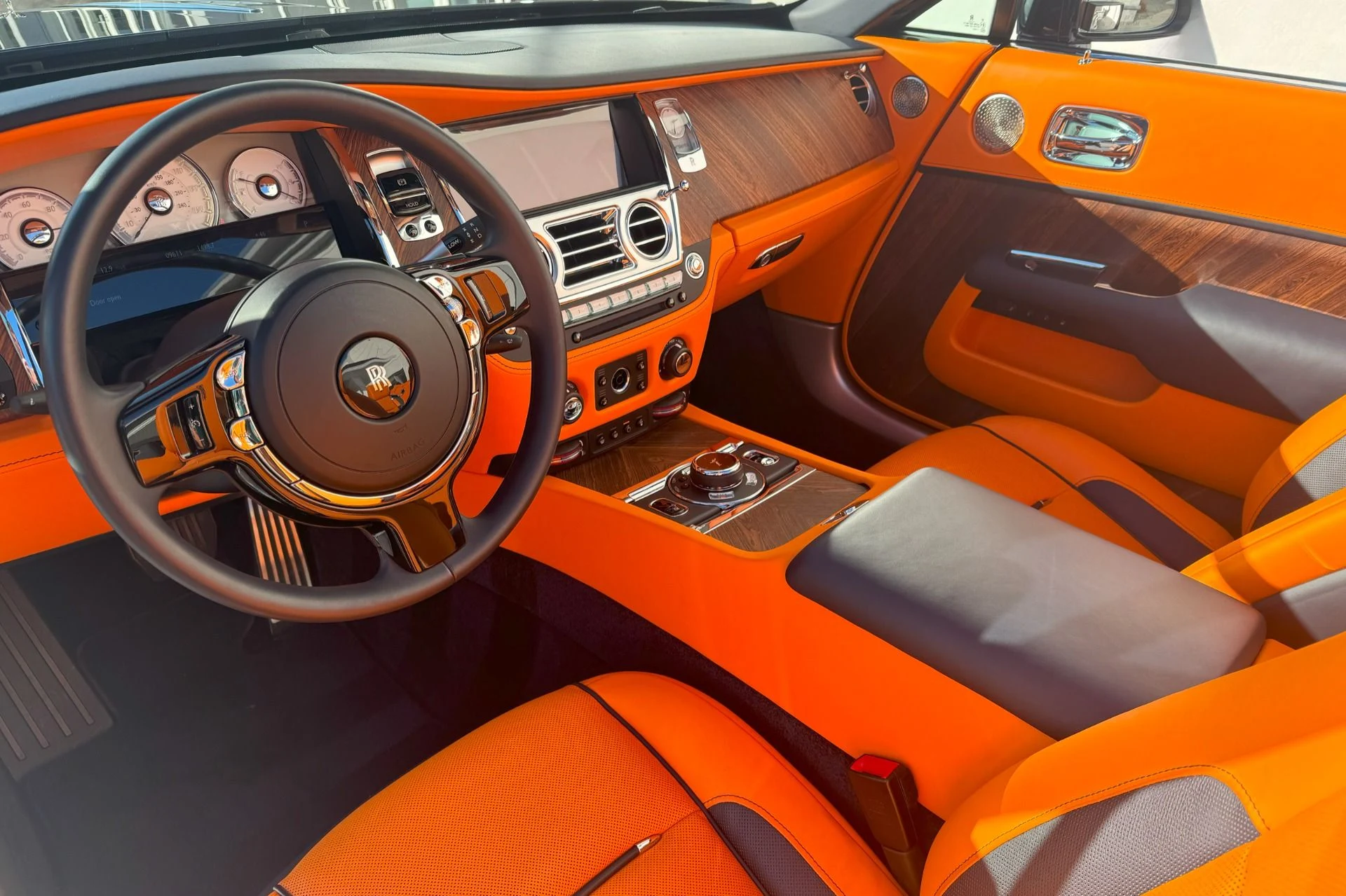 mph035_2380333441_Used_2019_Rolls_Royce_Dawn_1739202194_e8d2a68469