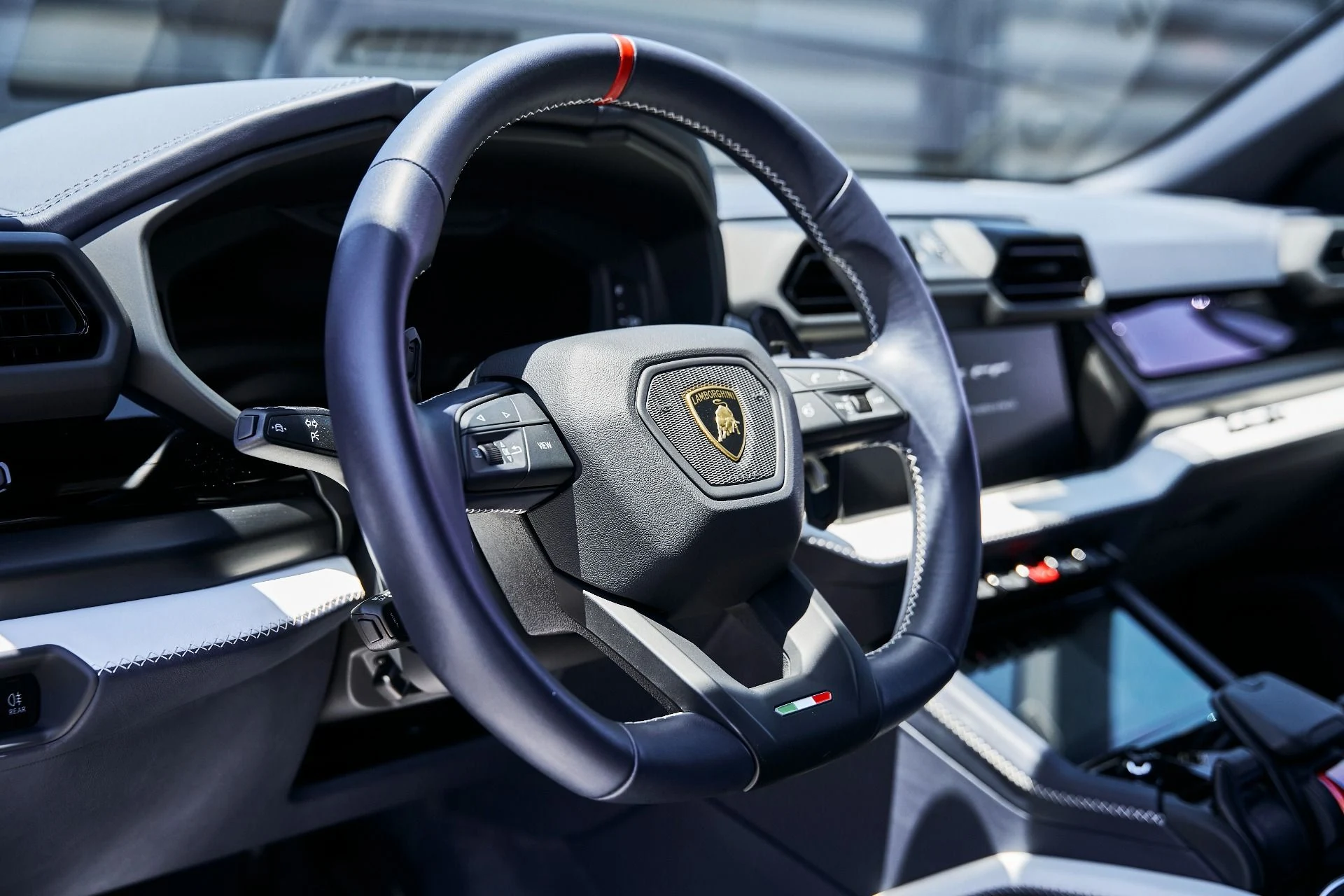 mph035_2386528492_Used_2025_Lamborghini_Urus_SE_1780417780_642d9fa95a