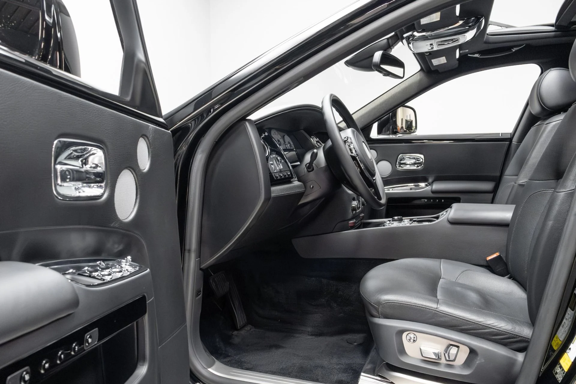 mph035_239106232_Used_2011_Rolls_Royce_Ghost_Base_1762877304_3648514b03