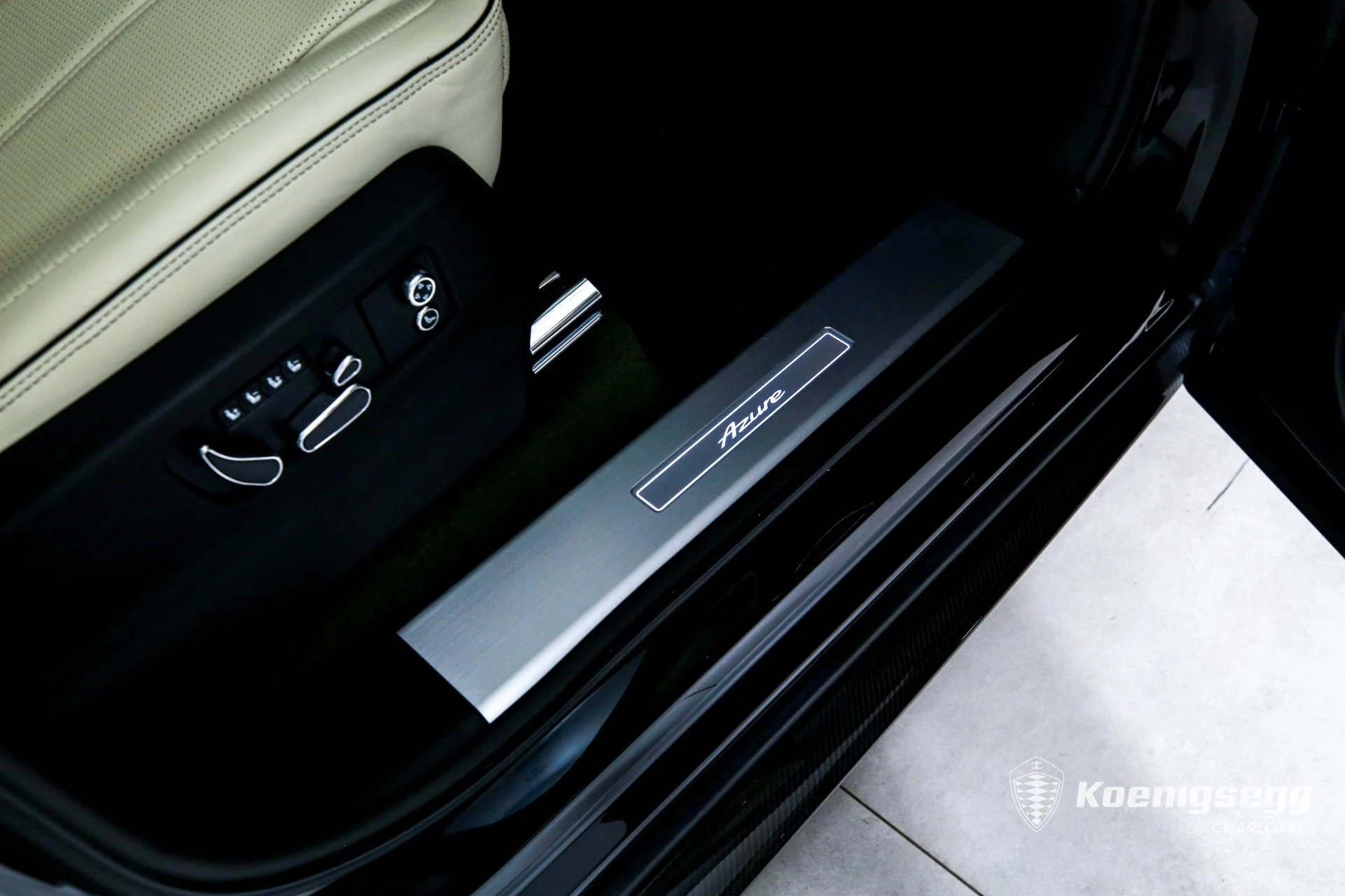 mph035_2414364111_Used_2023_Bentley_Bentayga_EWB_Azure_V8_1782836253_ff61908255