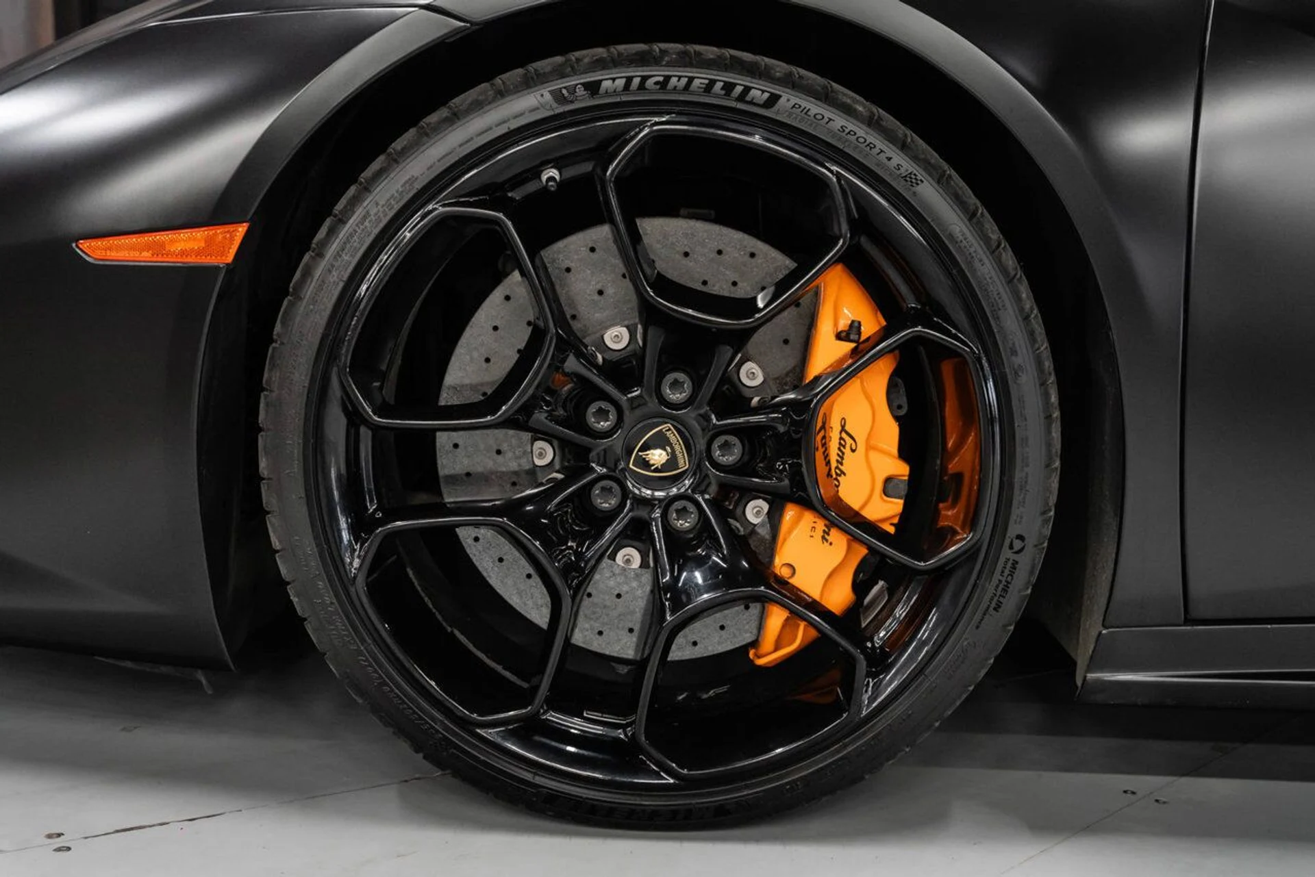 mph035_2490165871_lamborghini_huracan_2016_a5cf9df5bc
