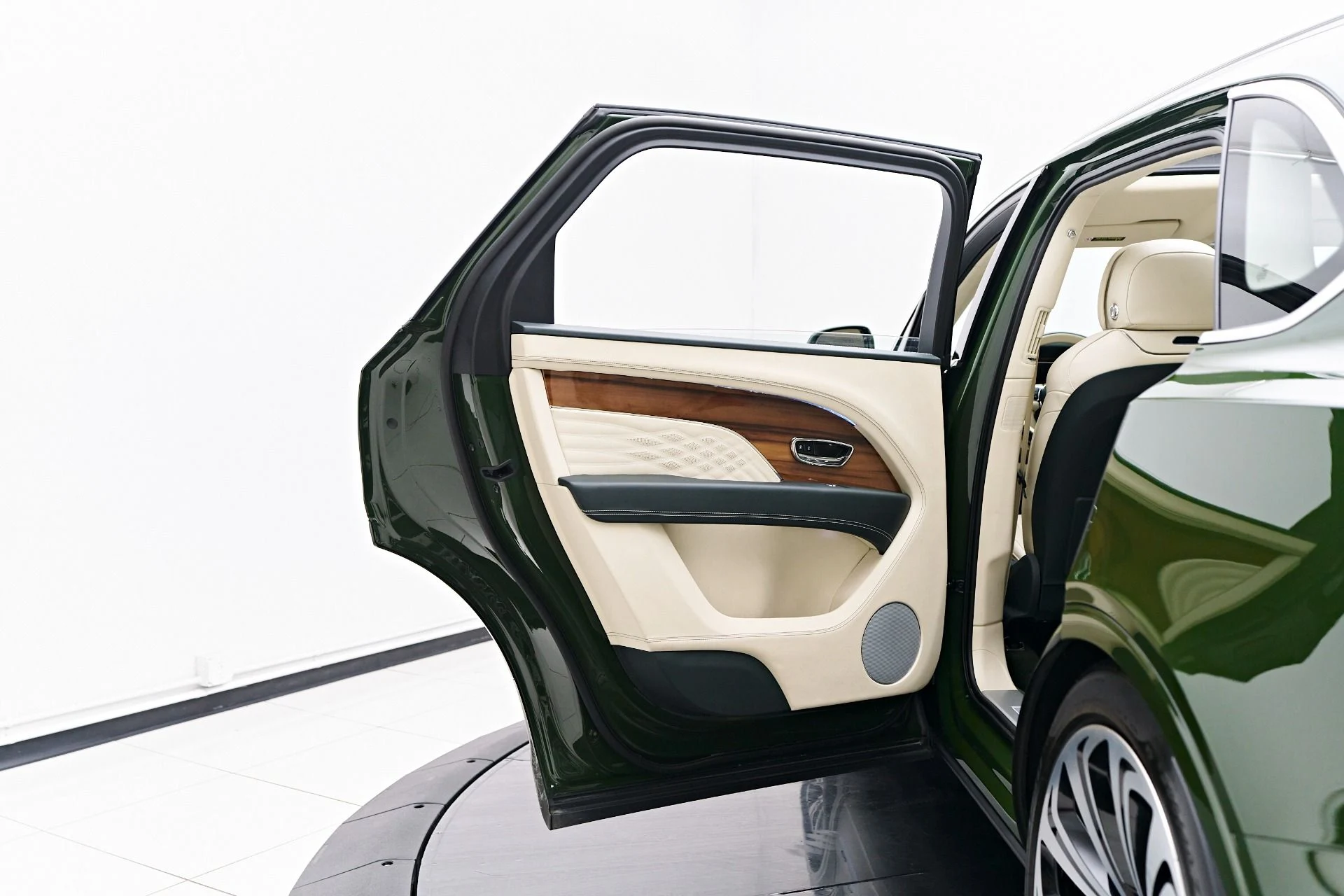 mph035_2507131199_Used_2023_Bentley_Bentayga_EWB_1754782433_33aeb10422