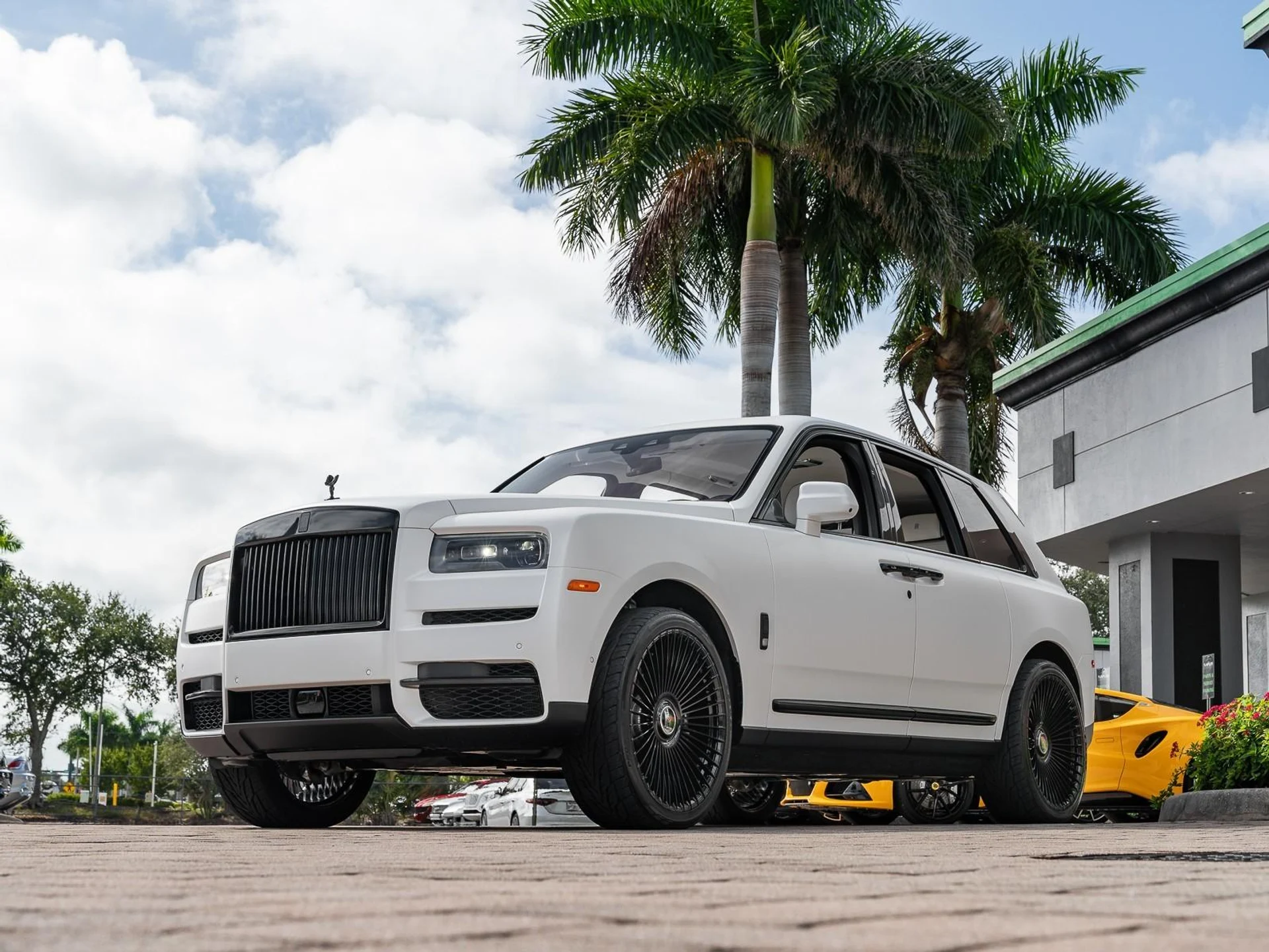 mph035_2530327700_Used_2023_Rolls_Royce_Cullinan_1761685689_708efce839