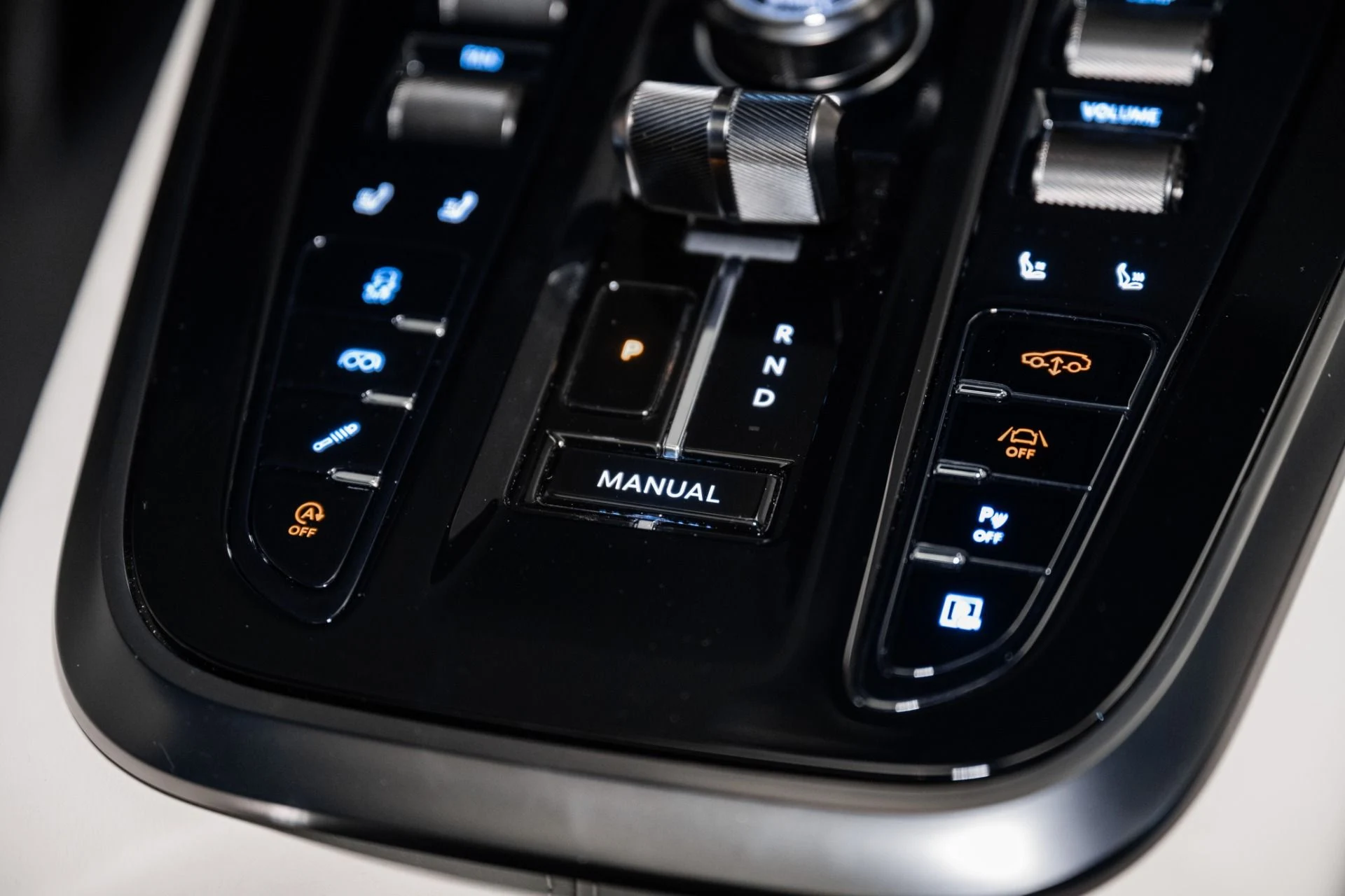 mph035_2555334338_Used_2025_Aston_Martin_DBX_707_1734711890_10987c5bef