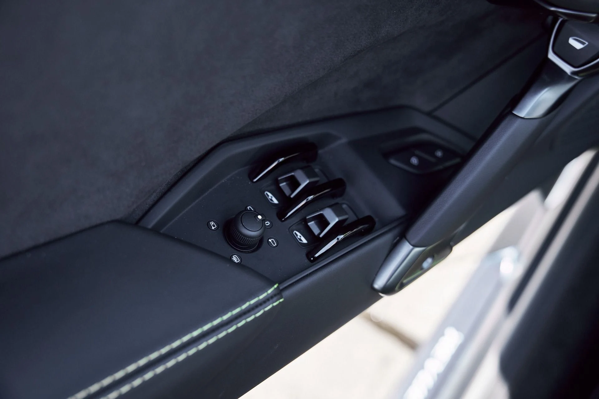 mph035_2557426381_Used_2025_Lamborghini_Revuelto_Base_1769824562_2521b3c63f