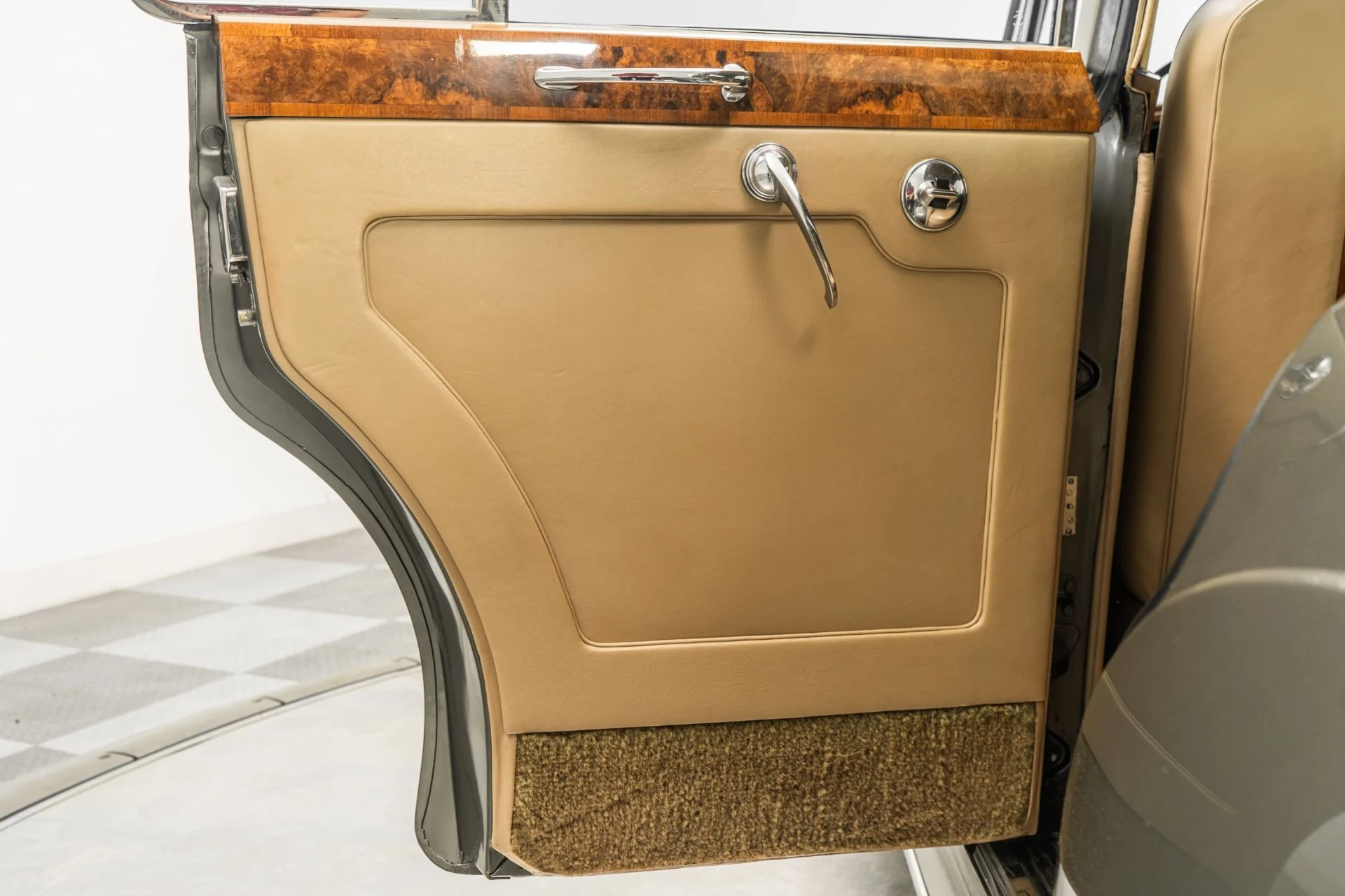 mph035_2637938684_Used_1960_Rolls_Royce_Silver_Cloud_II_Old_World_Luxury_Hand_Built_Craftsmanship_1757511500_183ae1c2d2