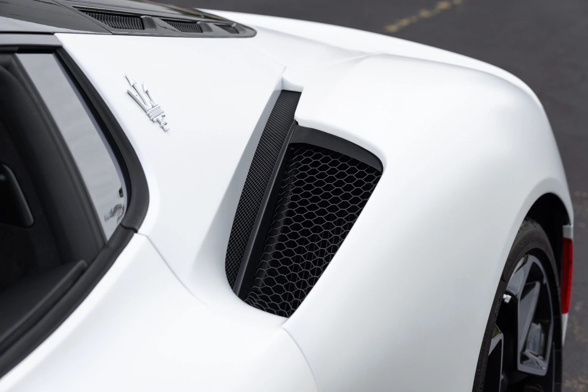 mph035_264545662_Used_2022_Maserati_MC_20_1777083905_64d2dab83b