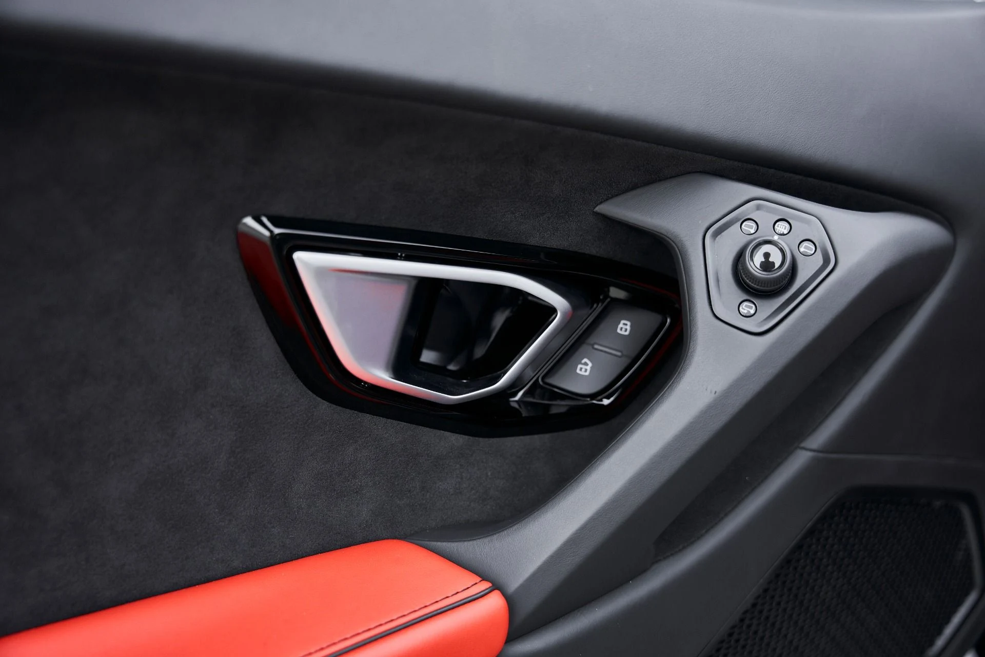 mph035_2657070974_Used_2023_Lamborghini_Huracan_EVO_Base_1769049050_d75e1a9f42