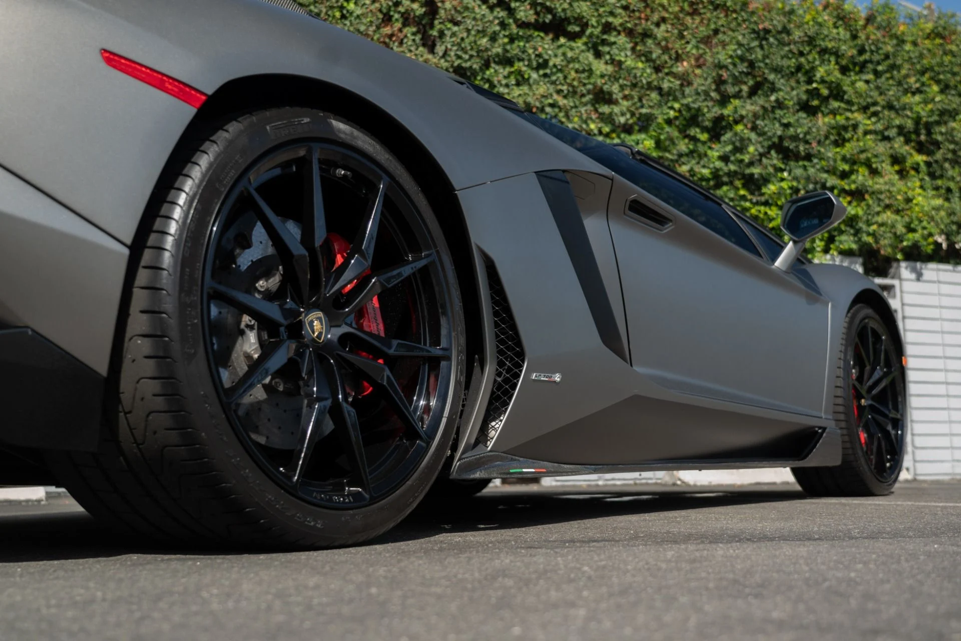 mph035_2676343857_Used_2015_Lamborghini_Aventador_LP_700_4_1765325757_56462c8238