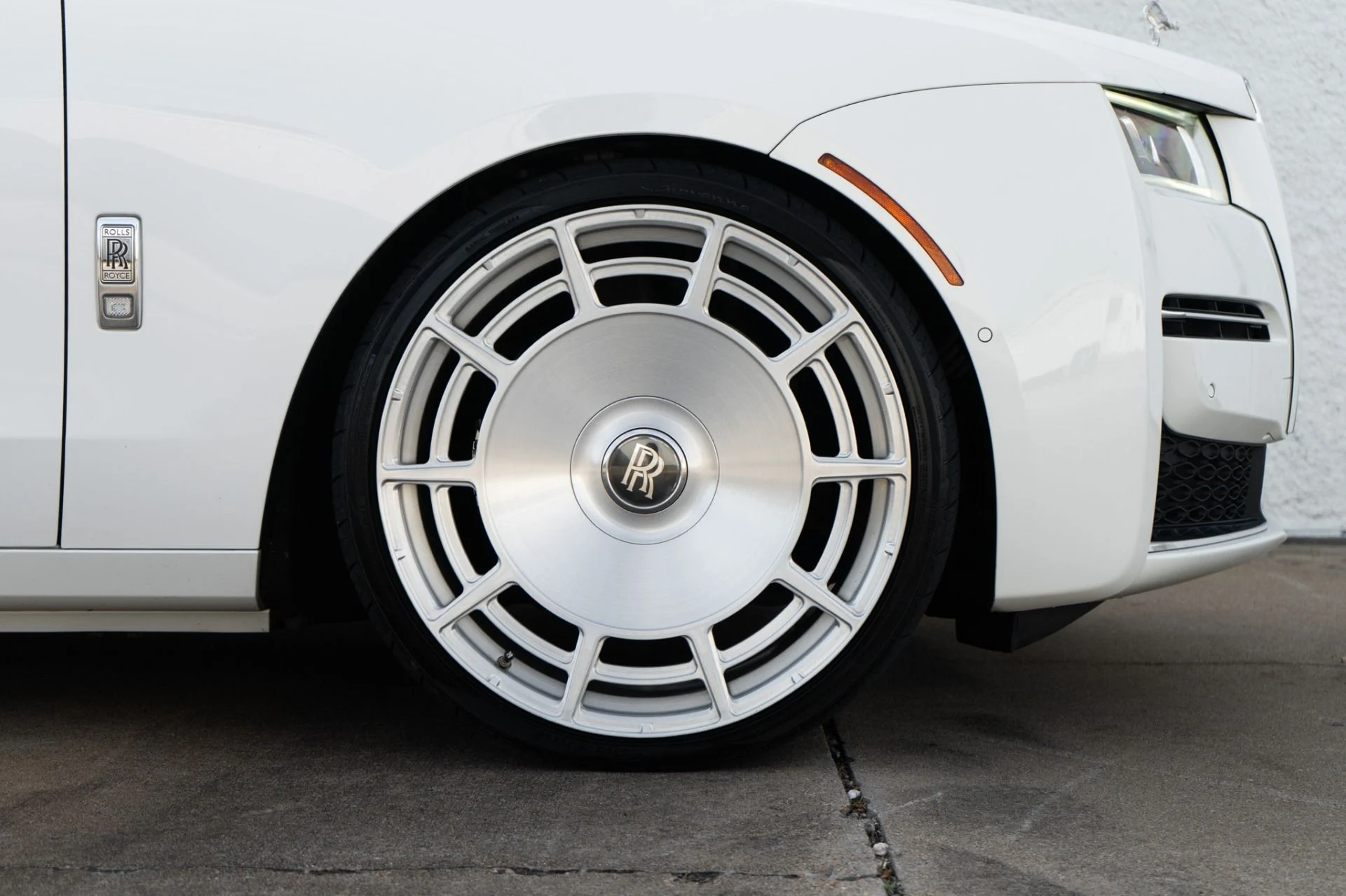 mph035_2710949184_Used_2022_Rolls_Royce_Ghost_1771452003_3e9bfd7413