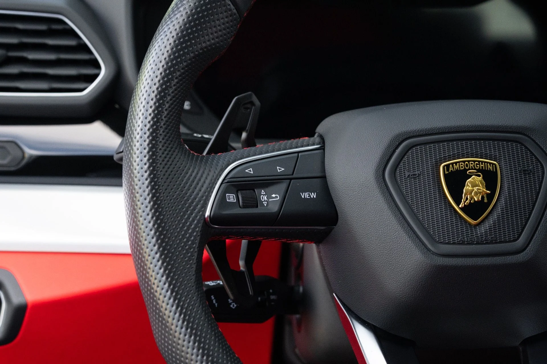 mph035_2720529857_Used_2022_Lamborghini_Urus_1778780626_3c263cf63e