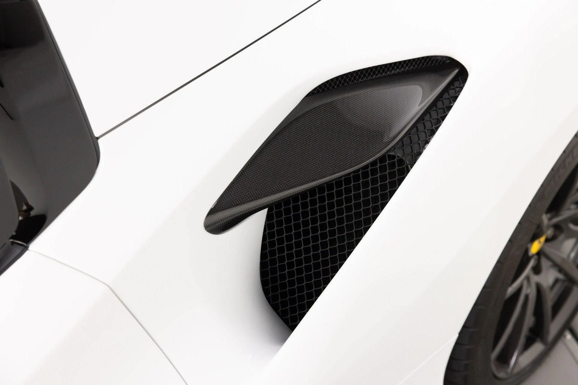 mph035_2724463306_Used_2022_Ferrari_F8_Spider_1789652699_4feb0292bc
