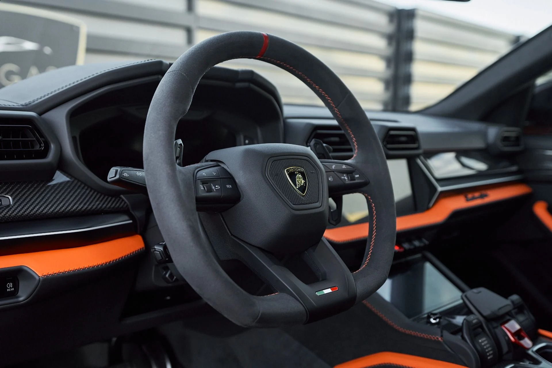 mph035_2731064462_Used_2025_Lamborghini_Urus_SE_1763605001_b4ae971eb5