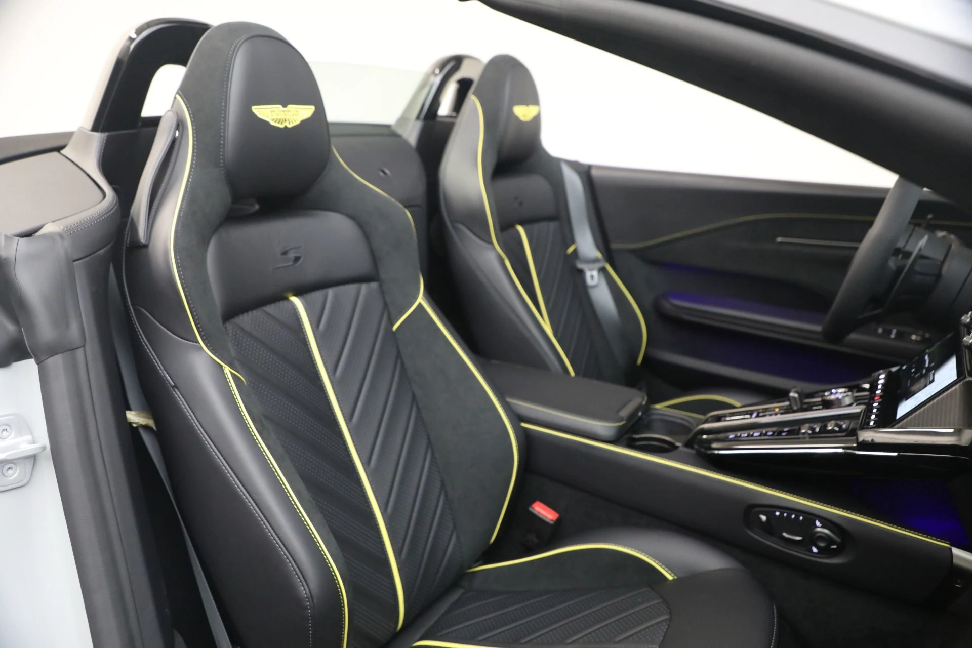 mph035_2733567308_New_2026_Aston_Martin_Vantage_S_Roadster_1776800186_d968ae178f