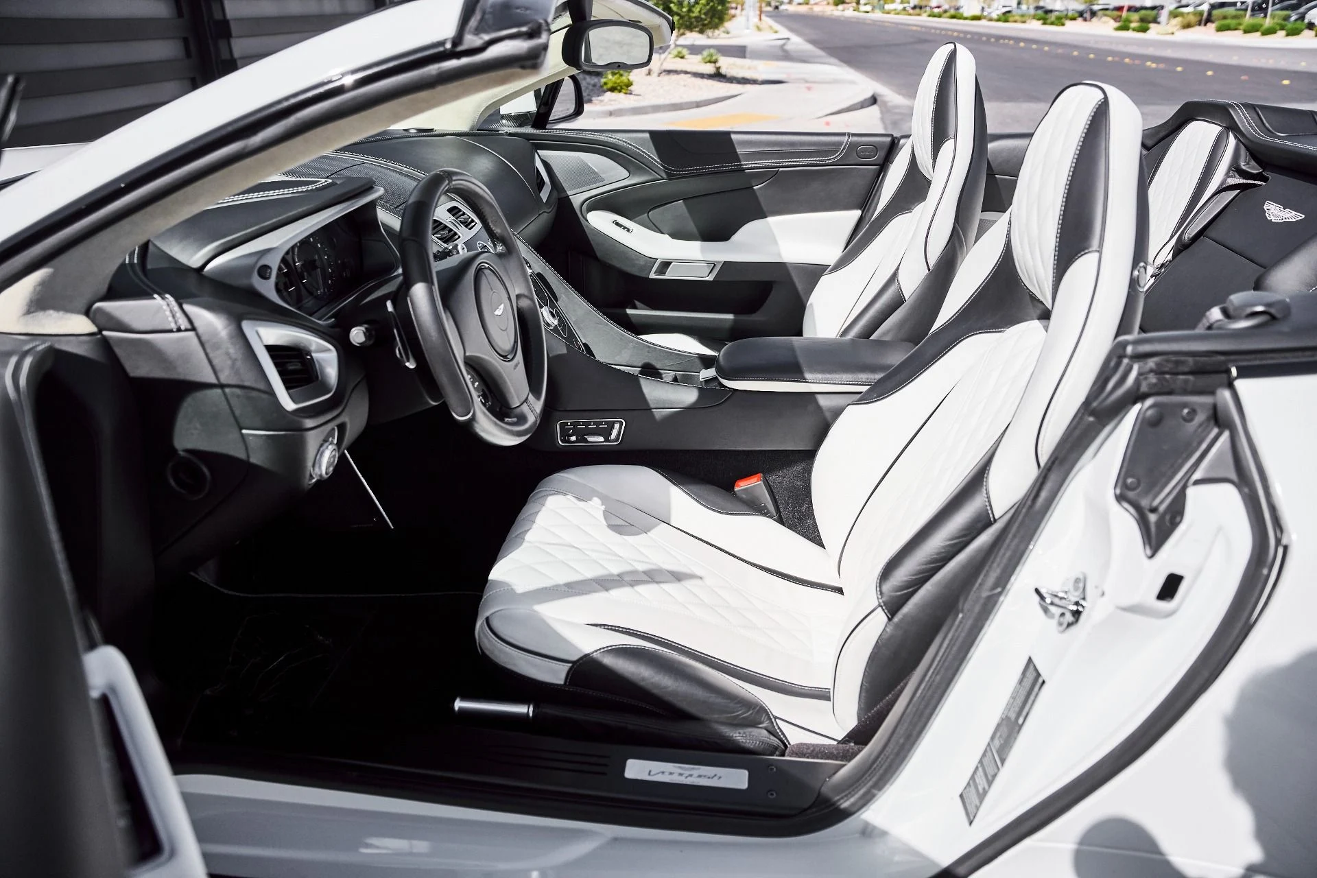 mph035_2742577711_Used_2017_Aston_Martin_Vanquish_Volante_1773797517_a3adcd81e7