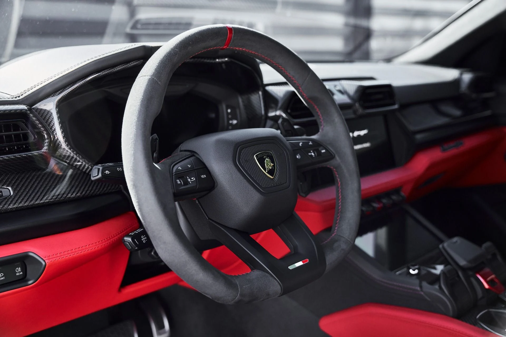 mph035_2757319543_Used_2025_Lamborghini_Urus_SE_1778289225_0b94fc96f4