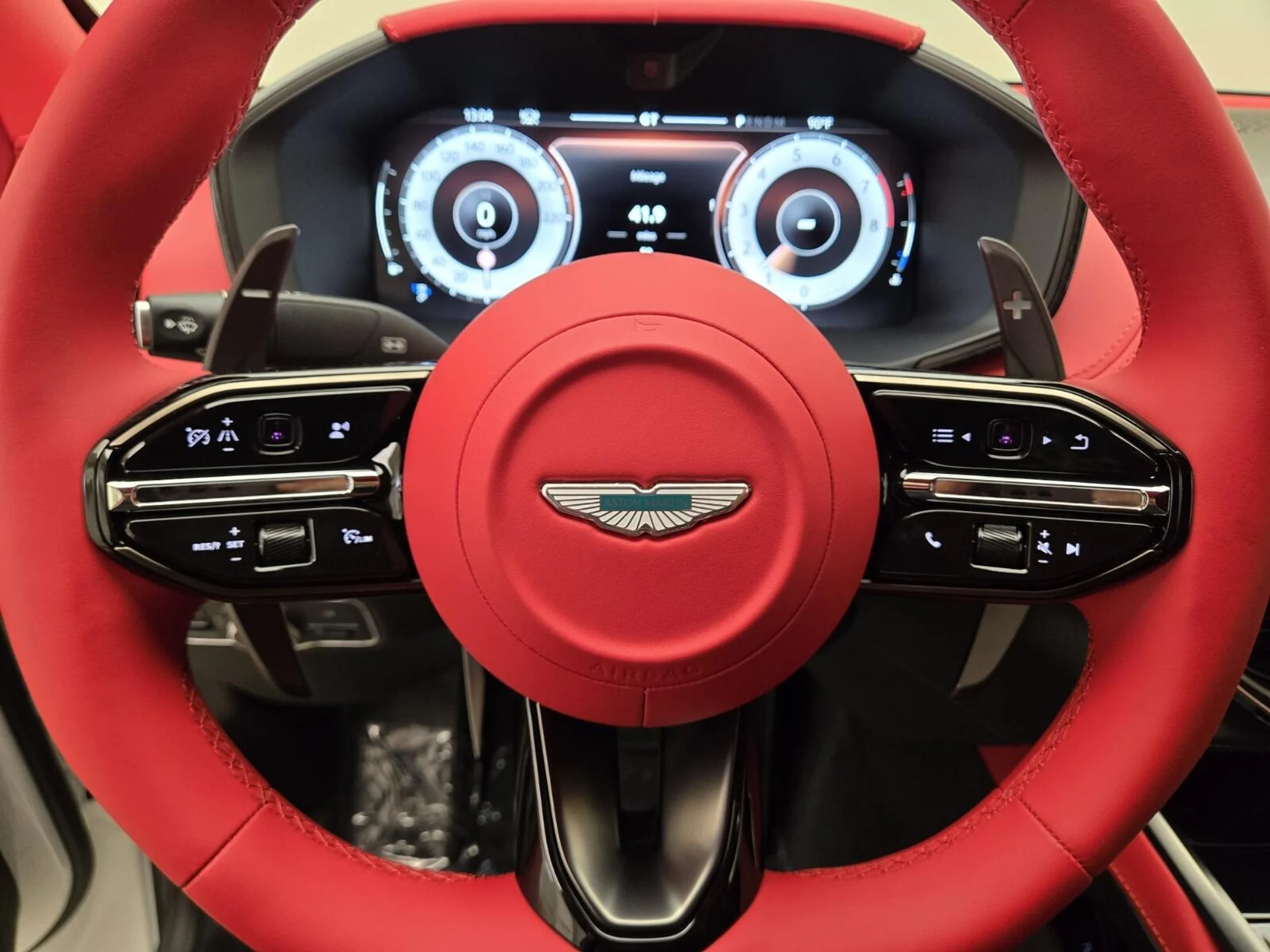 mph035_2766057635_Used_2025_Aston_Martin_DBX_707_1762583650_95af9e60e2