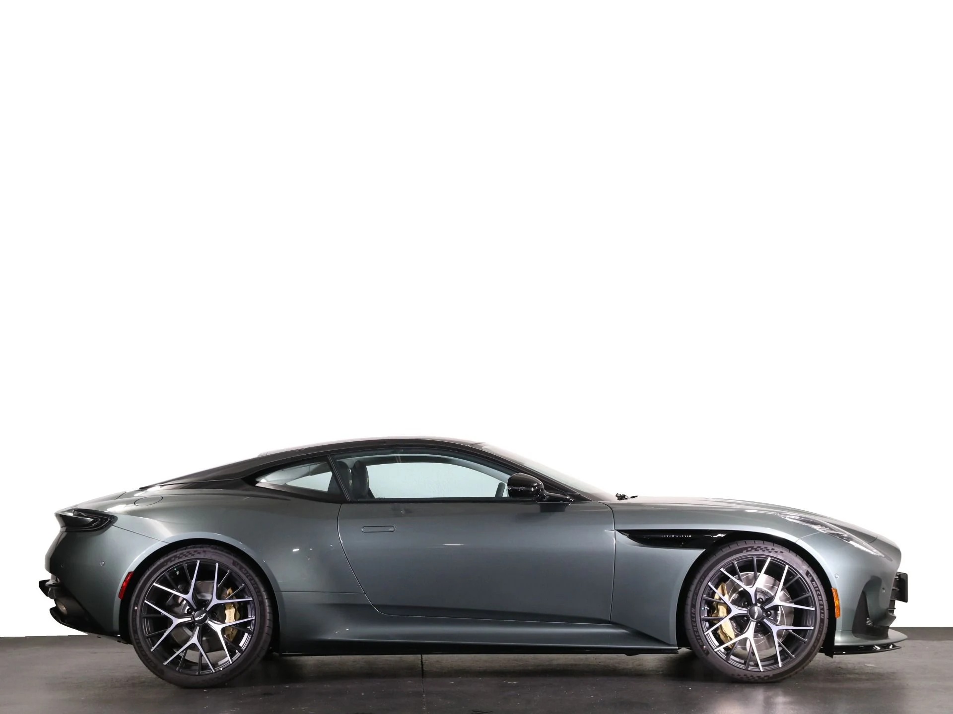 mph035_2770799191_New_2025_Aston_Martin_DB_12_1763585556_8bf381479d