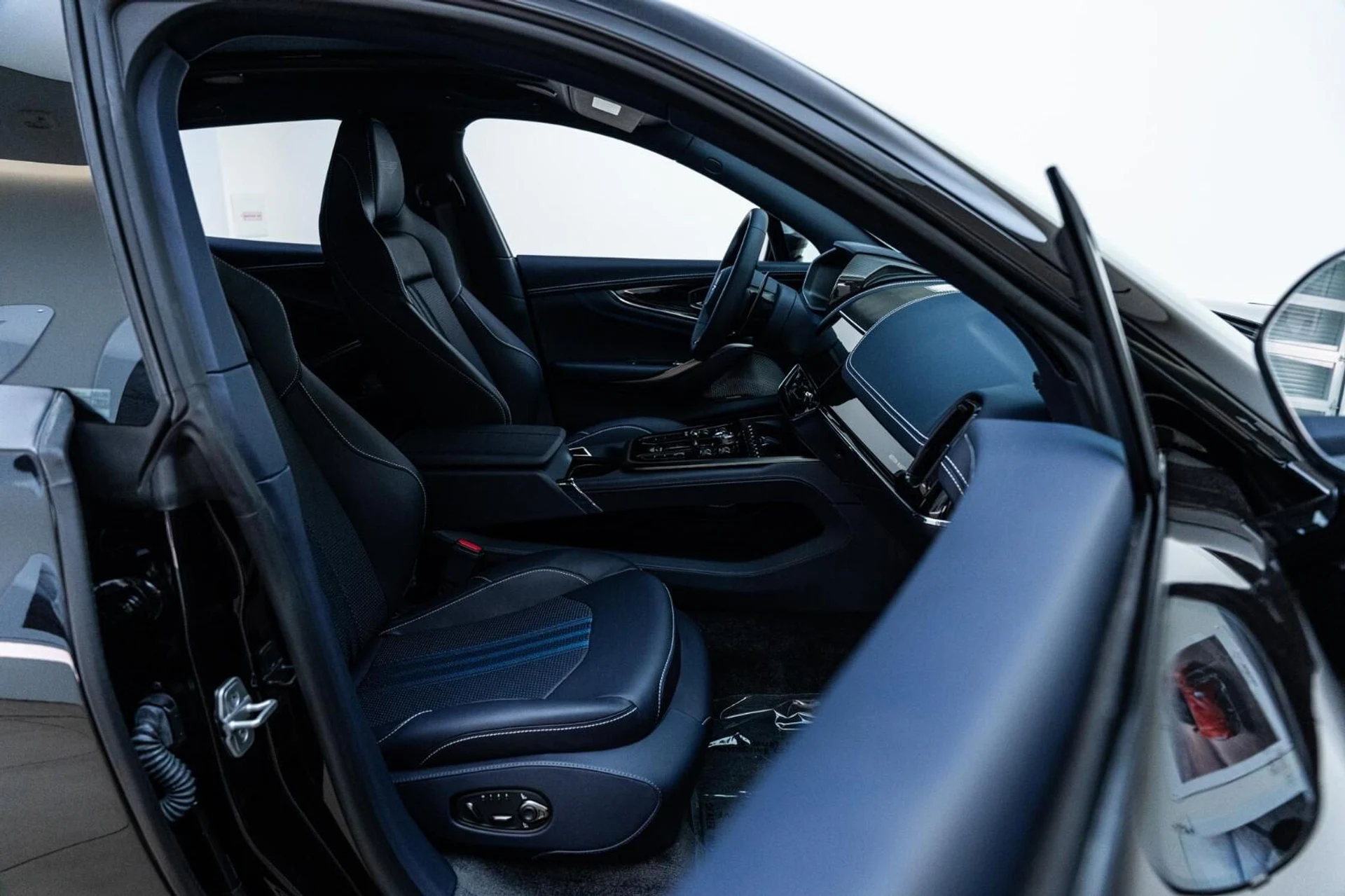mph035_2774062297_New_2025_Aston_Martin_DBX_707_AWD_1744624312_91daeff10d