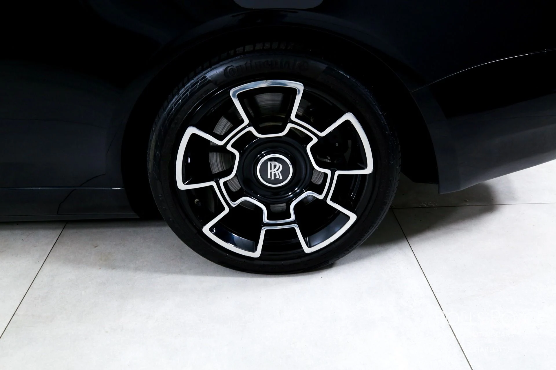 mph035_2777046646_Used_2019_Rolls_Royce_Black_Badge_Dawn_1783112300_f835148da1
