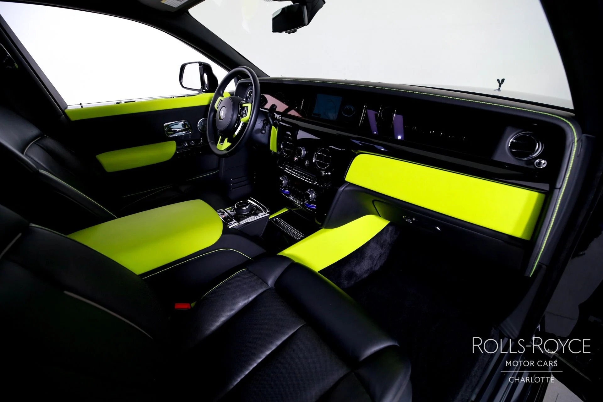 mph035_2783976251_Used_2019_Rolls_Royce_Phantom_1769450314_981c234c54