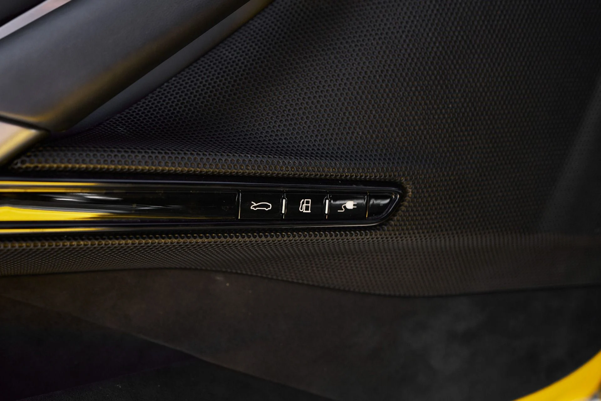 mph035_2790781111_Used_2022_Ferrari_SF_90_Stradale_Base_1762462375_8a8b70d483