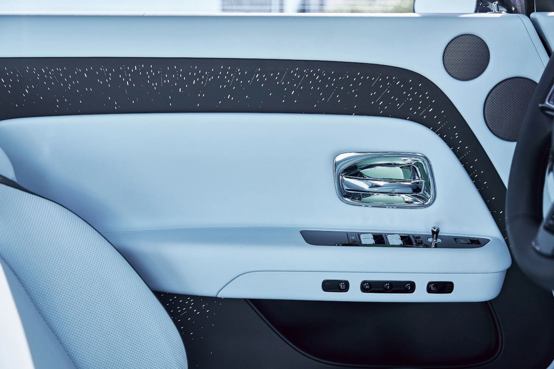 mph035_2812267307_Used_2025_Rolls_Royce_Spectre_Base_1773452496_30754e3952