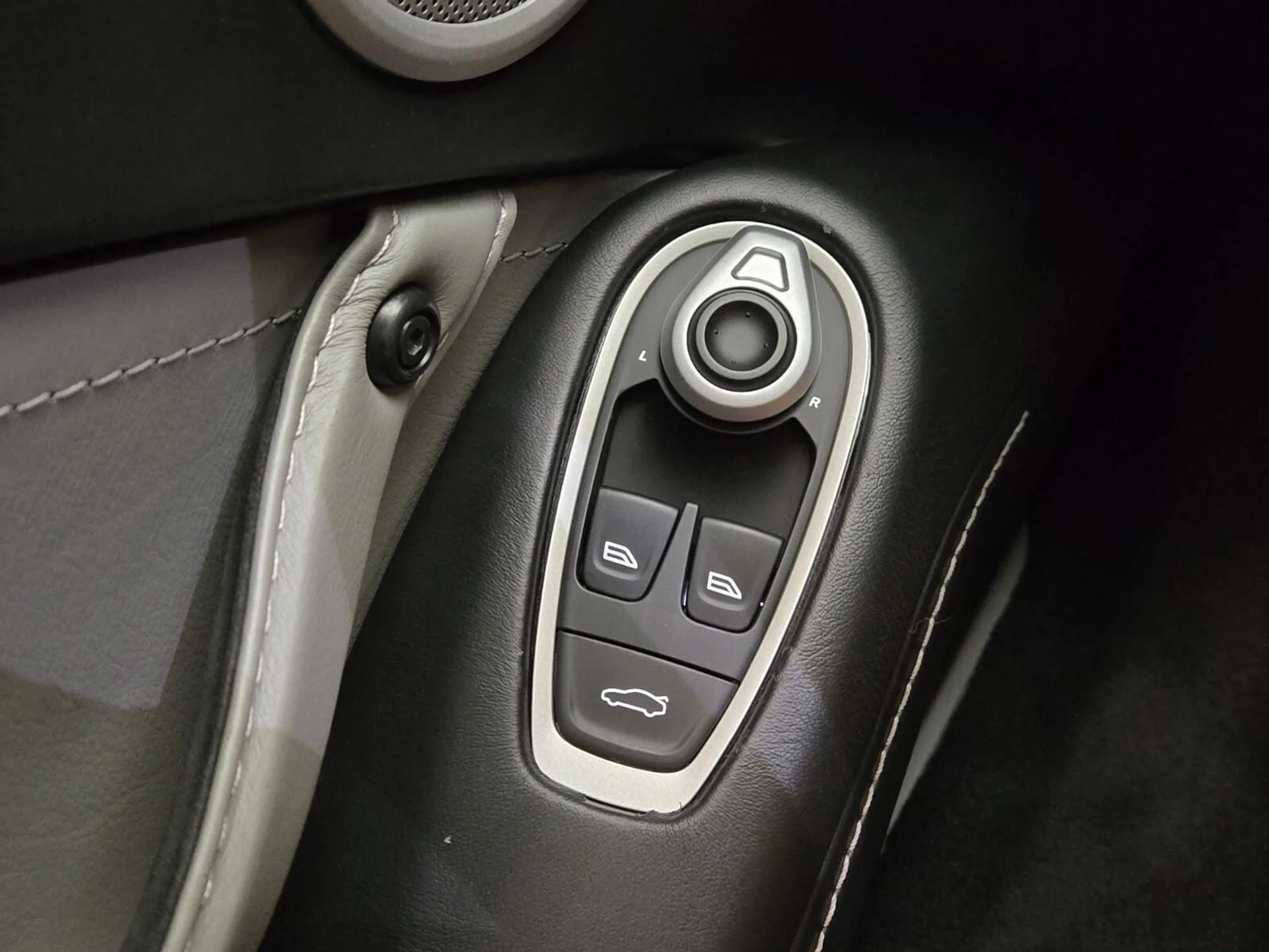 mph035_2816350777_Used_2019_Aston_Martin_Vantage_1756191194_61f8b2e59a