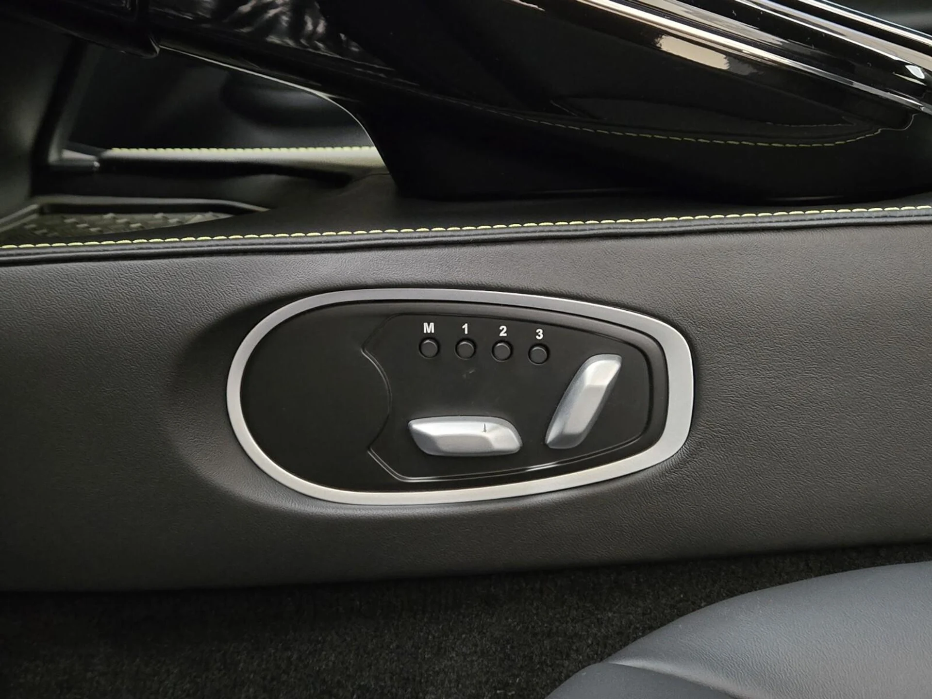 mph035_2825404218_New_2025_Aston_Martin_Vantage_1753161787_d3af6a365c