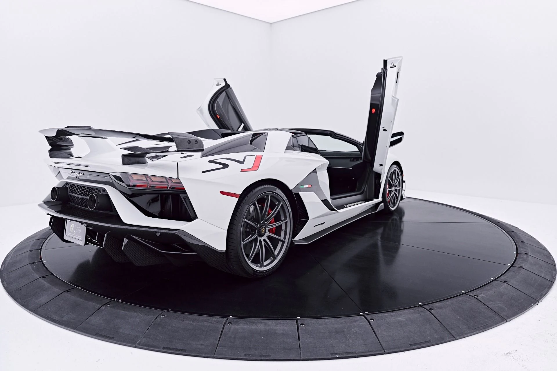 mph035_2881739194_Used_2021_Lamborghini_Aventador_SVJ_Base_1784080201_079a0957f9