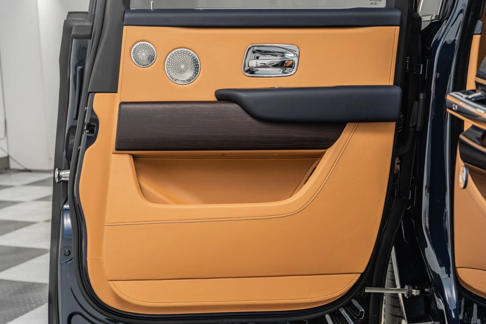 mph035_2897559689_Used_2020_Rolls_Royce_Cullinan_Rear_Theatre_Configuration_Bespoke_Audio_Picnic_Tables_1785529076_530ffe79d6