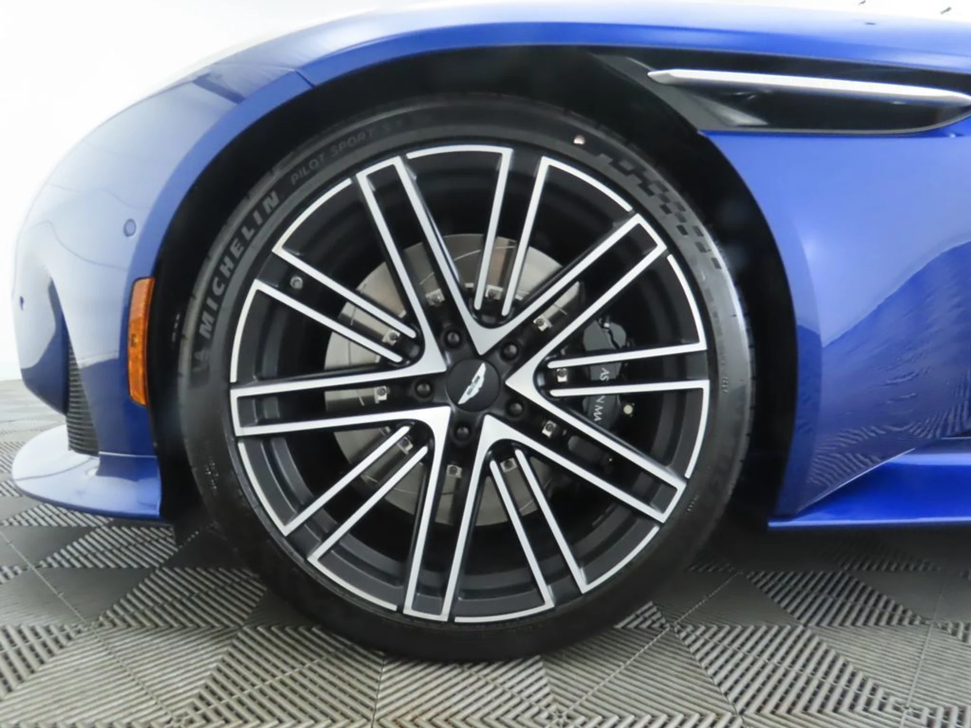 mph035_2969960706_used_2026_aston_martin_db12_volante_8119_23037586_36_1024_eb634adb21