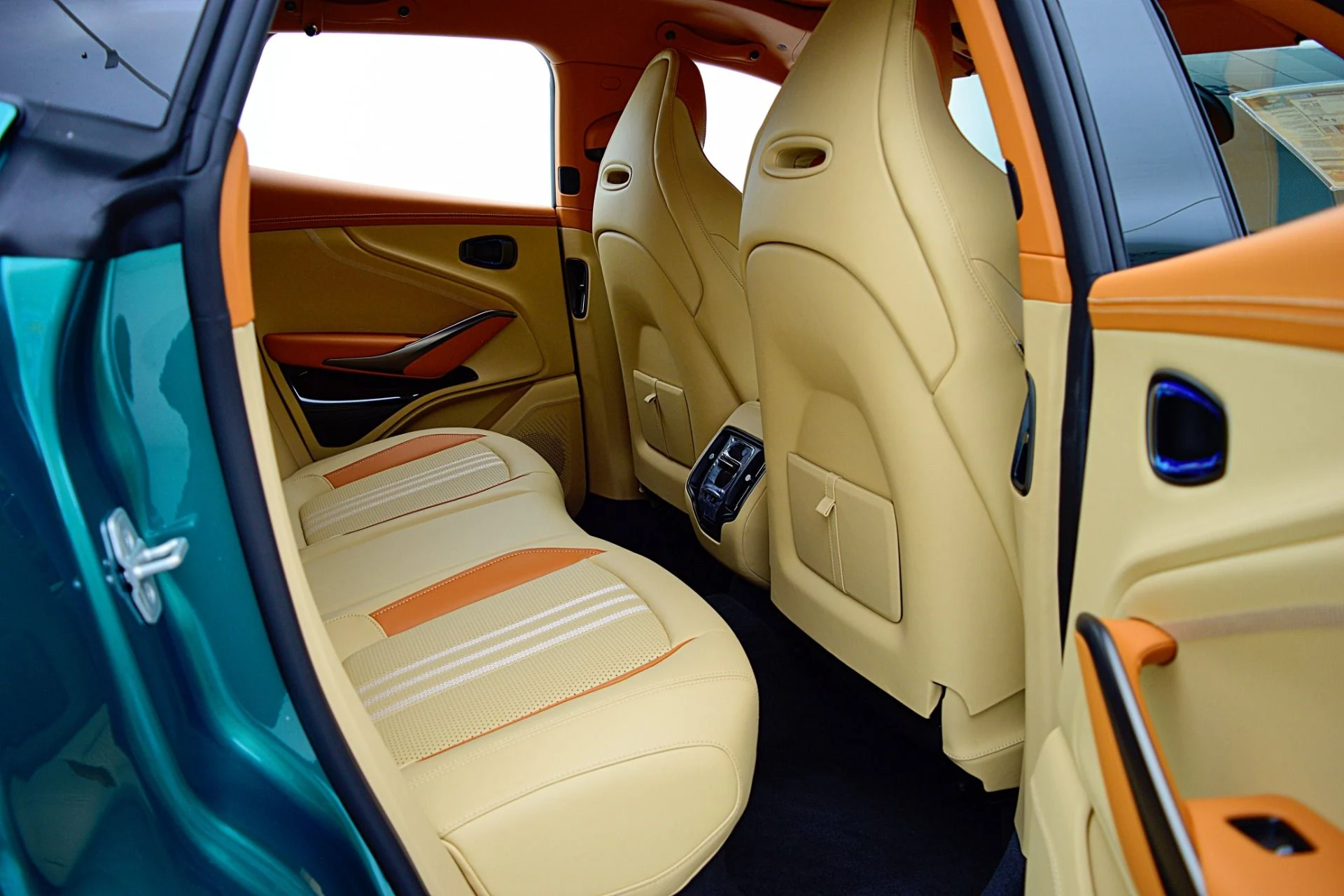 mph035_3019067182_New_2025_Aston_Martin_DBX_707_884abb8458