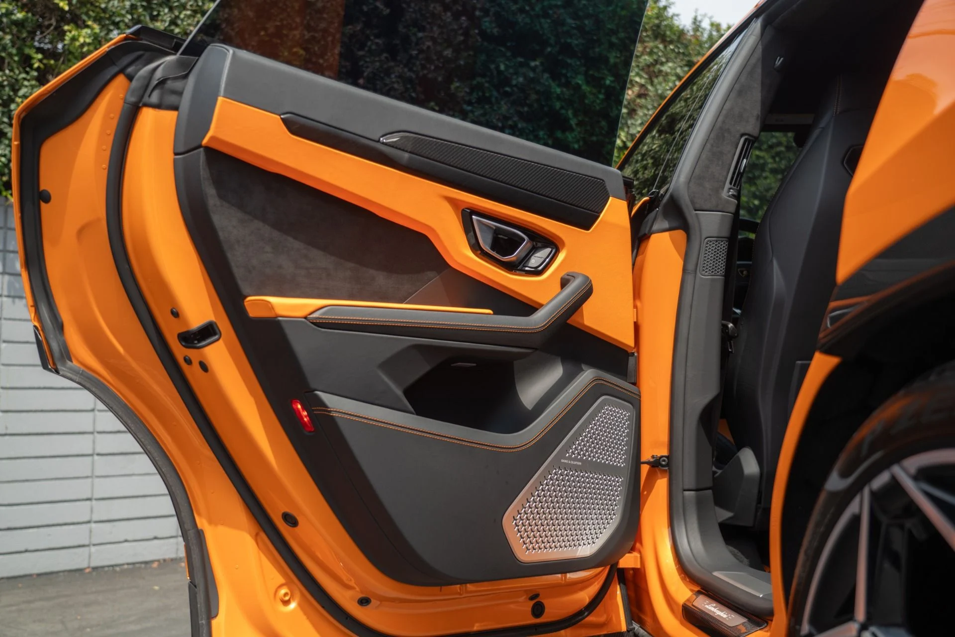 mph035_3046869032_Used_2022_Lamborghini_Urus_1755127635_206bc439ac