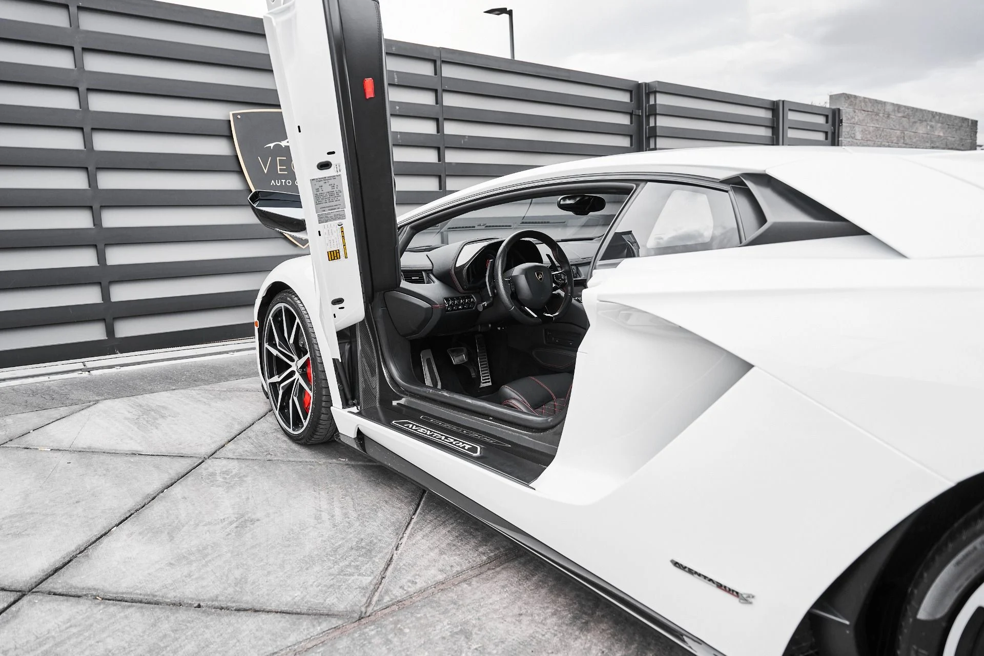 mph035_3070972051_Used_2018_Lamborghini_Aventador_S_Base_1775006869_a2fe432b93