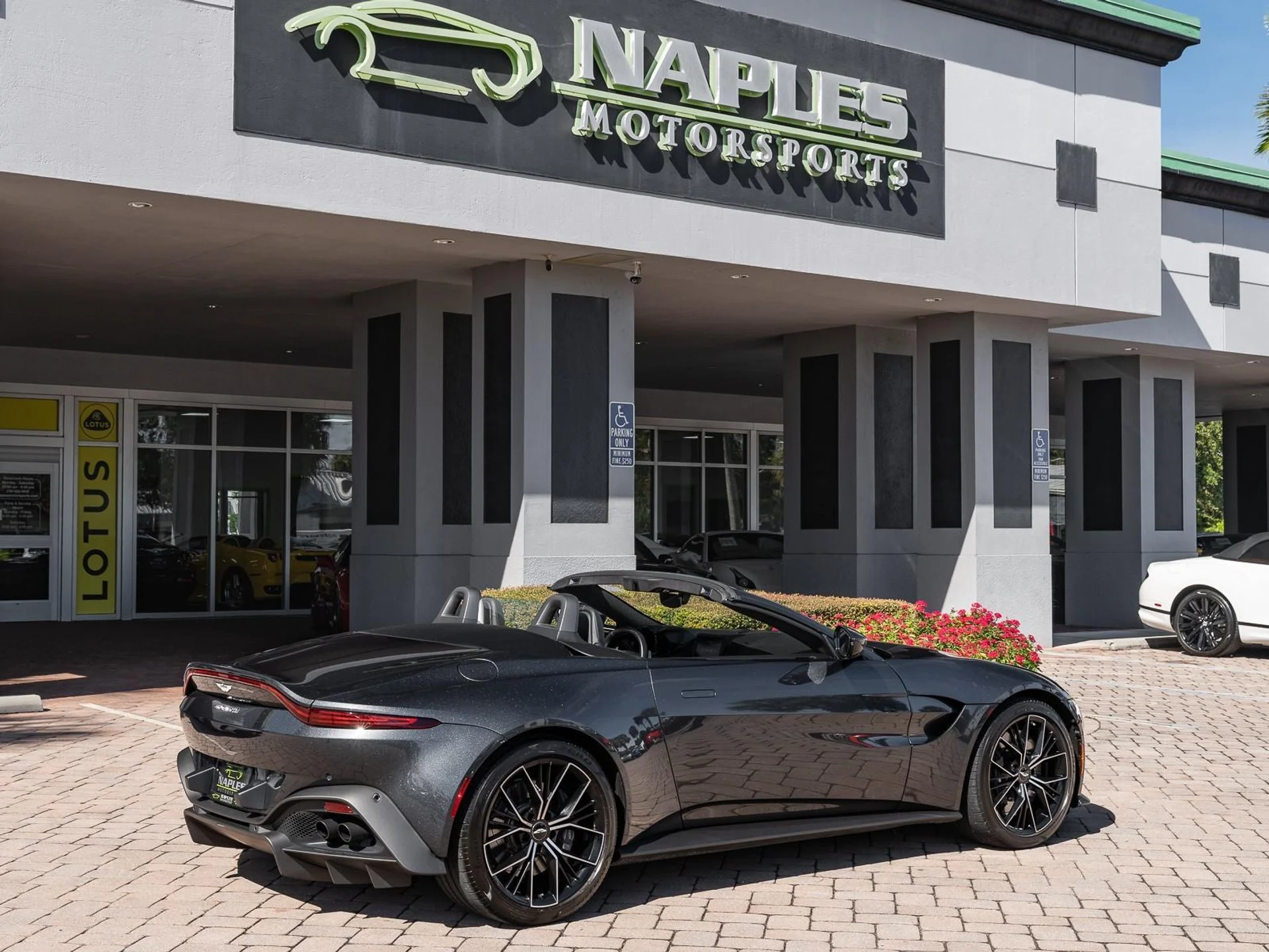 mph035_3091563937_Used_2021_Aston_Martin_Vantage_1763409974_085b9ed727