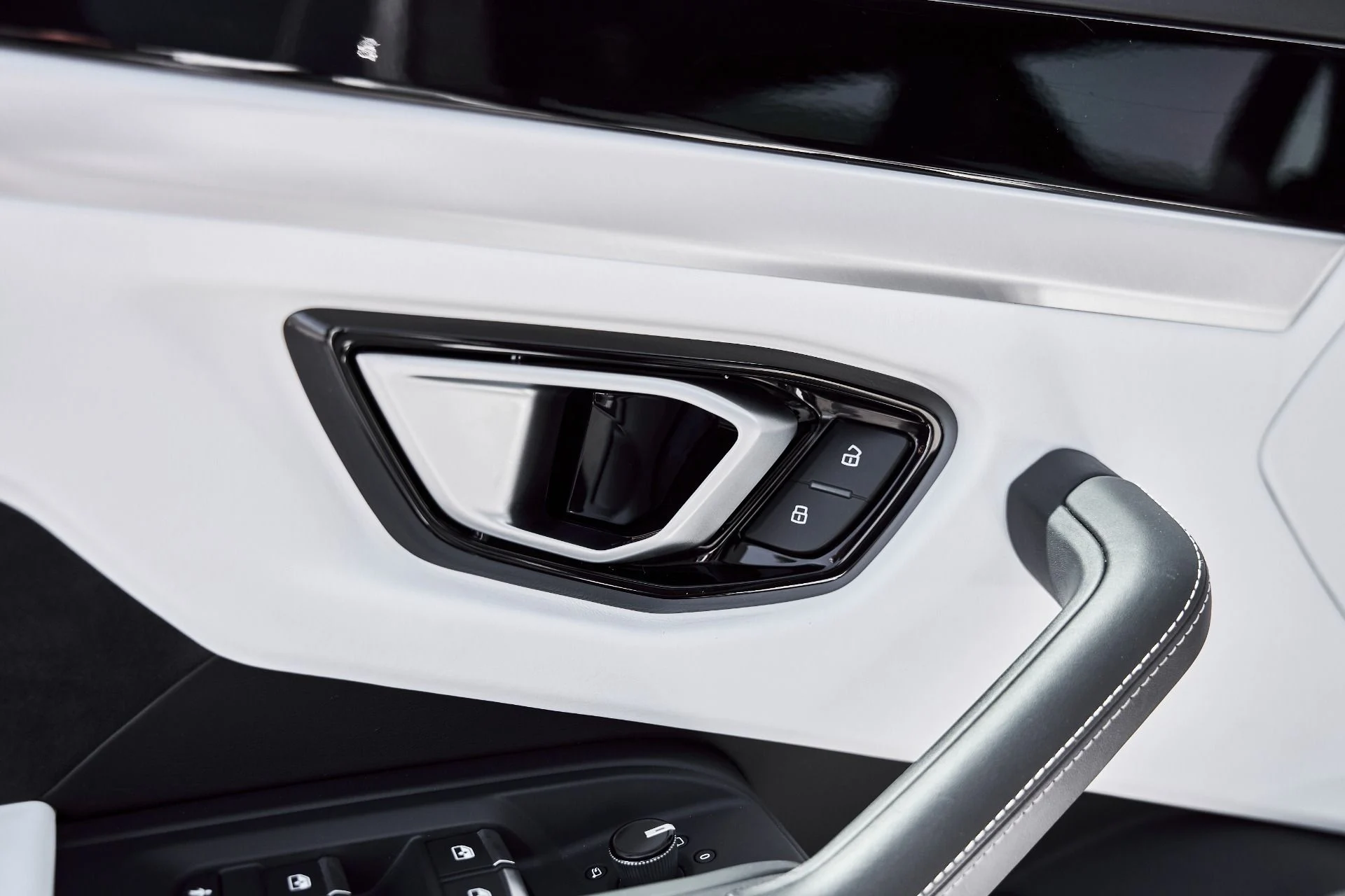 mph035_3093138281_Used_2019_Lamborghini_Urus_Base_1776301853_72fb754235