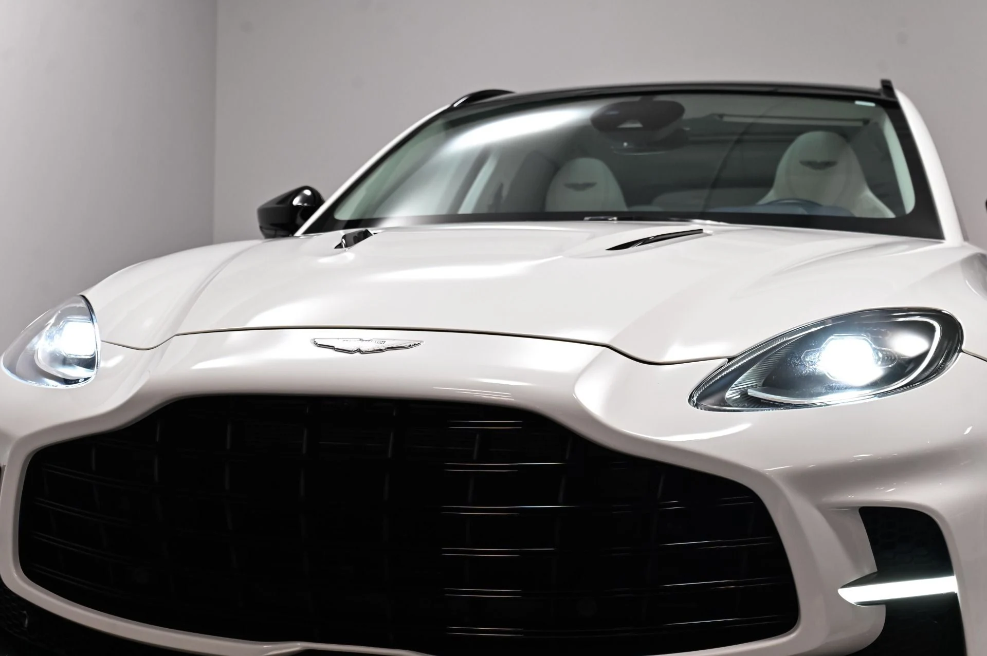 mph035_3097472414_Used_2023_Aston_Martin_DBX_707_1791313494_157b6728fb