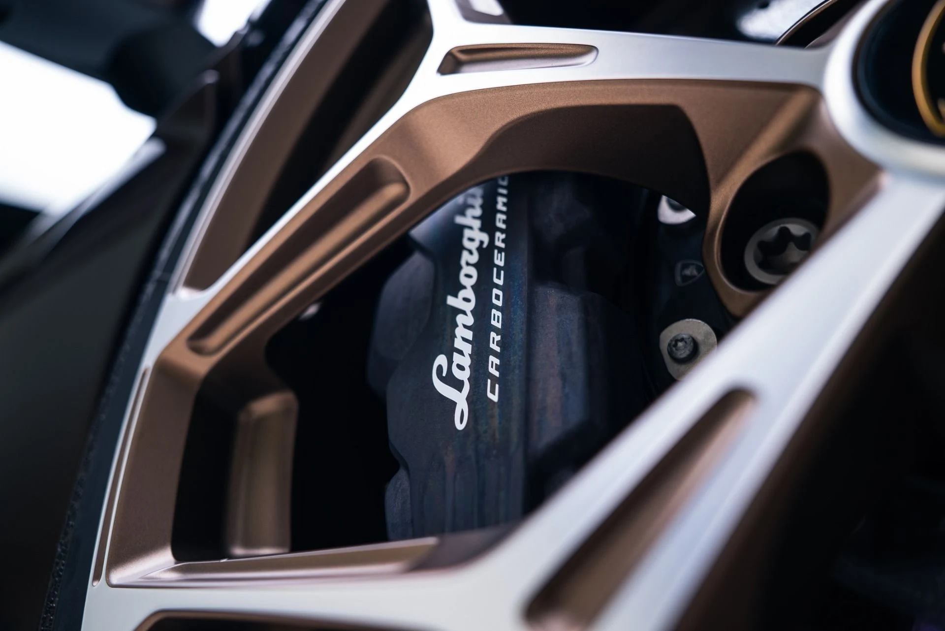 mph035_3129712268_Used_2025_Lamborghini_Revuelto_1764978573_fb58033ce6