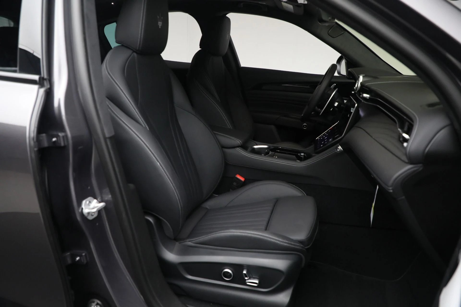 mph035_3137776271_New_2025_Maserati_Grecale_Folgore_84493f0ca4