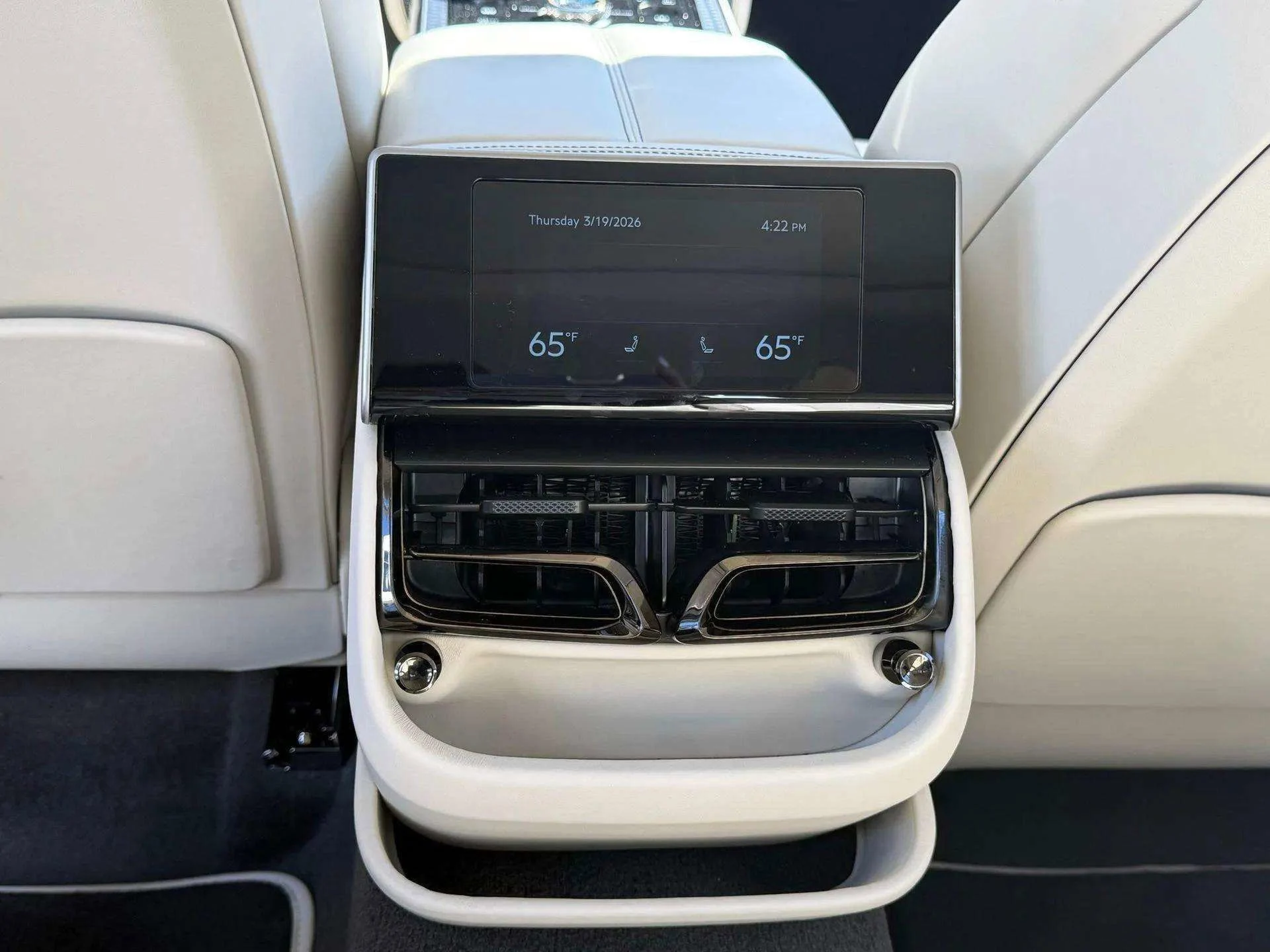 mph035_3138706340_b48ddcb7f183446baac830e340e7bc9a_358600942a