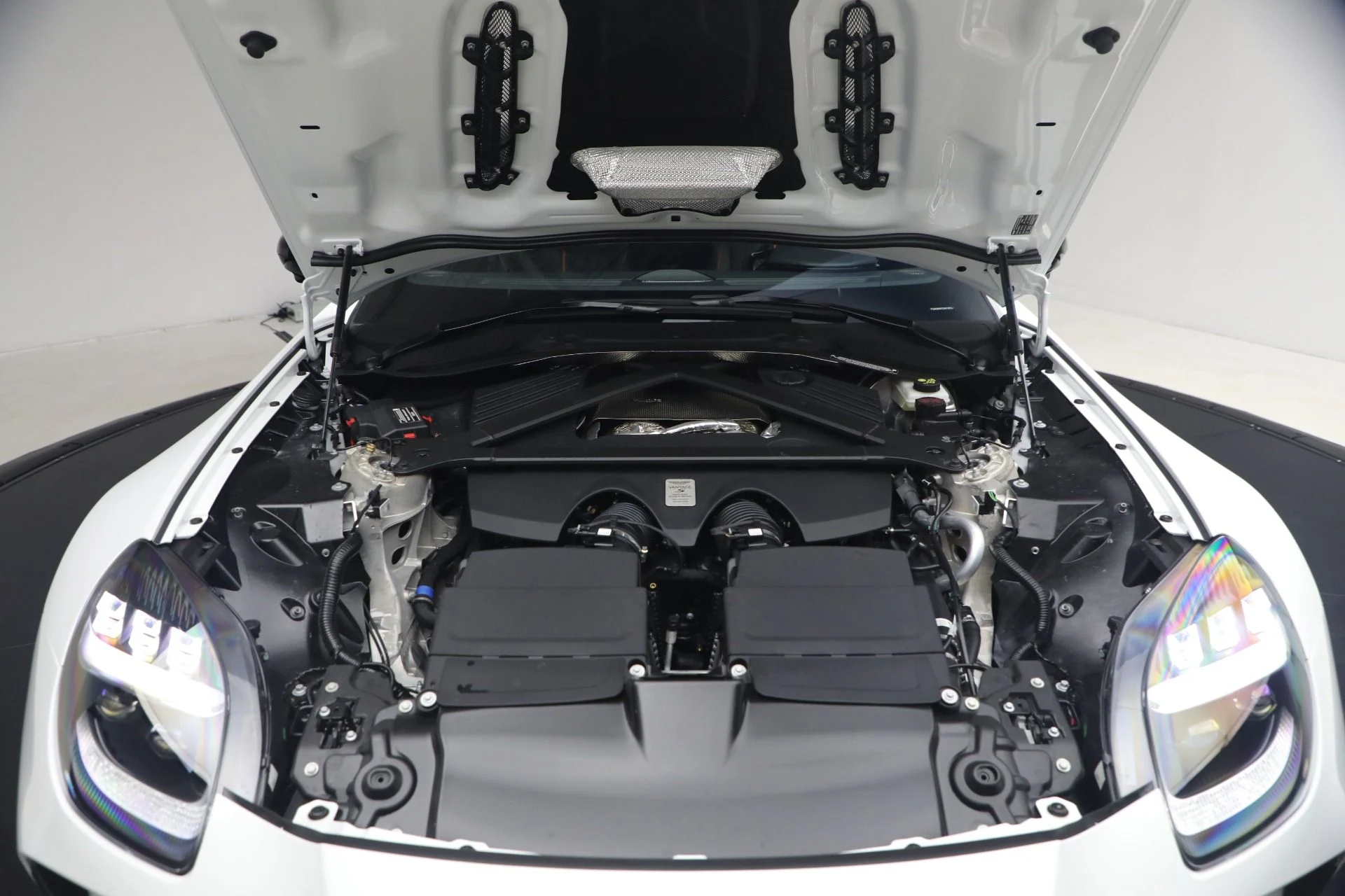 mph035_3142596387_New_2026_Aston_Martin_Vantage_S_1773251137_7dcbb70ef9